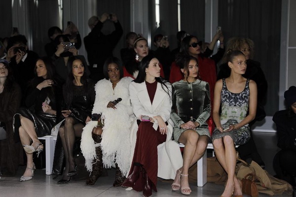 玖姿JUZUI品牌在2025秋冬紐約時(shí)裝周發(fā)布的新聞上了美國(guó)《華爾街日?qǐng)?bào)》的頭條！