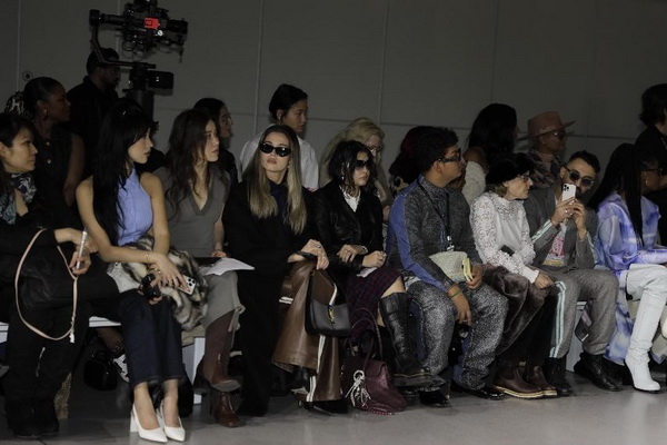 玖姿JUZUI品牌在2025秋冬紐約時(shí)裝周發(fā)布的新聞上了美國(guó)《華爾街日?qǐng)?bào)》的頭條！