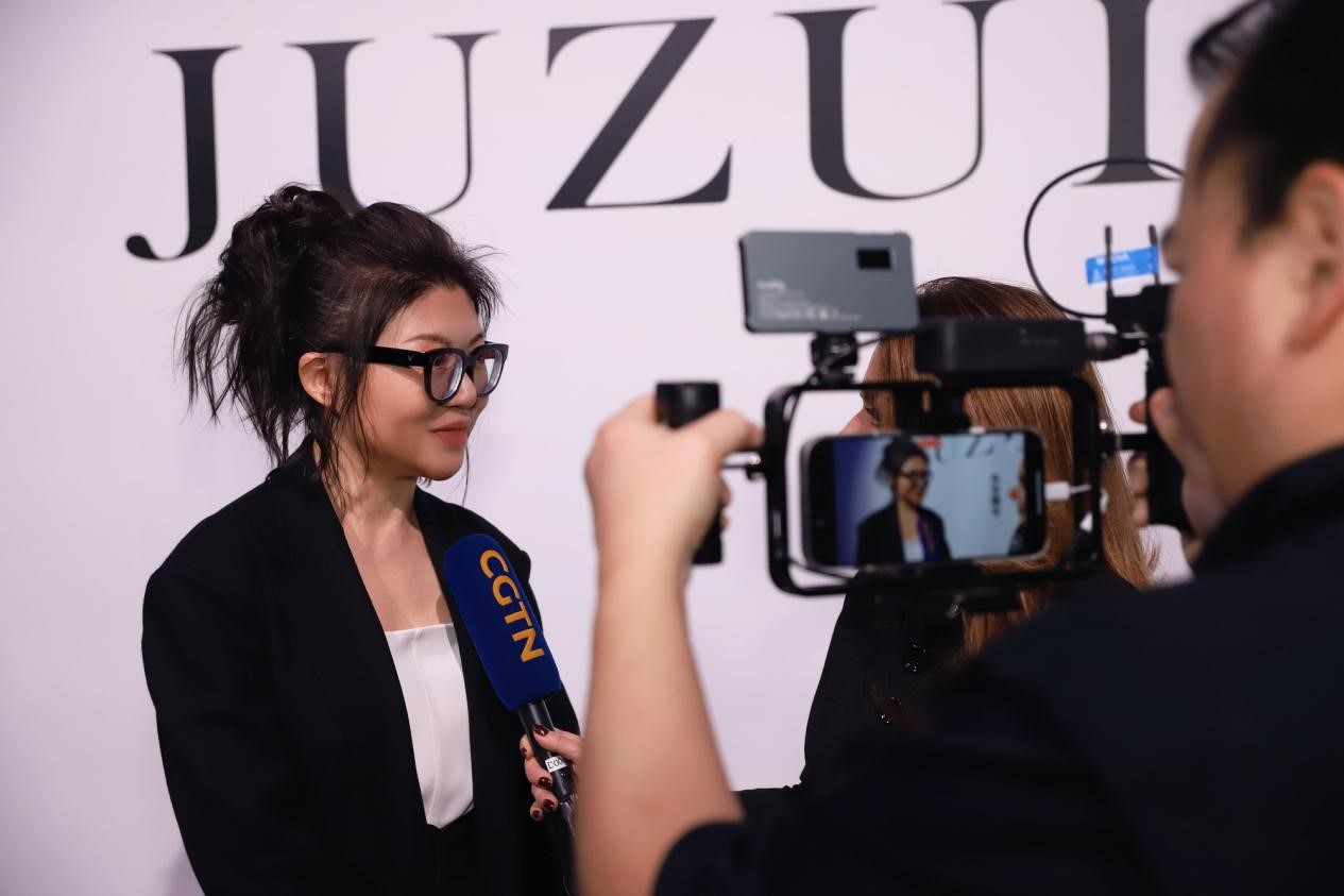 攜手玖姿JUZUI創(chuàng)意總監(jiān)王陶Taoray Wang 老錢皮草紐約時裝周成新貴