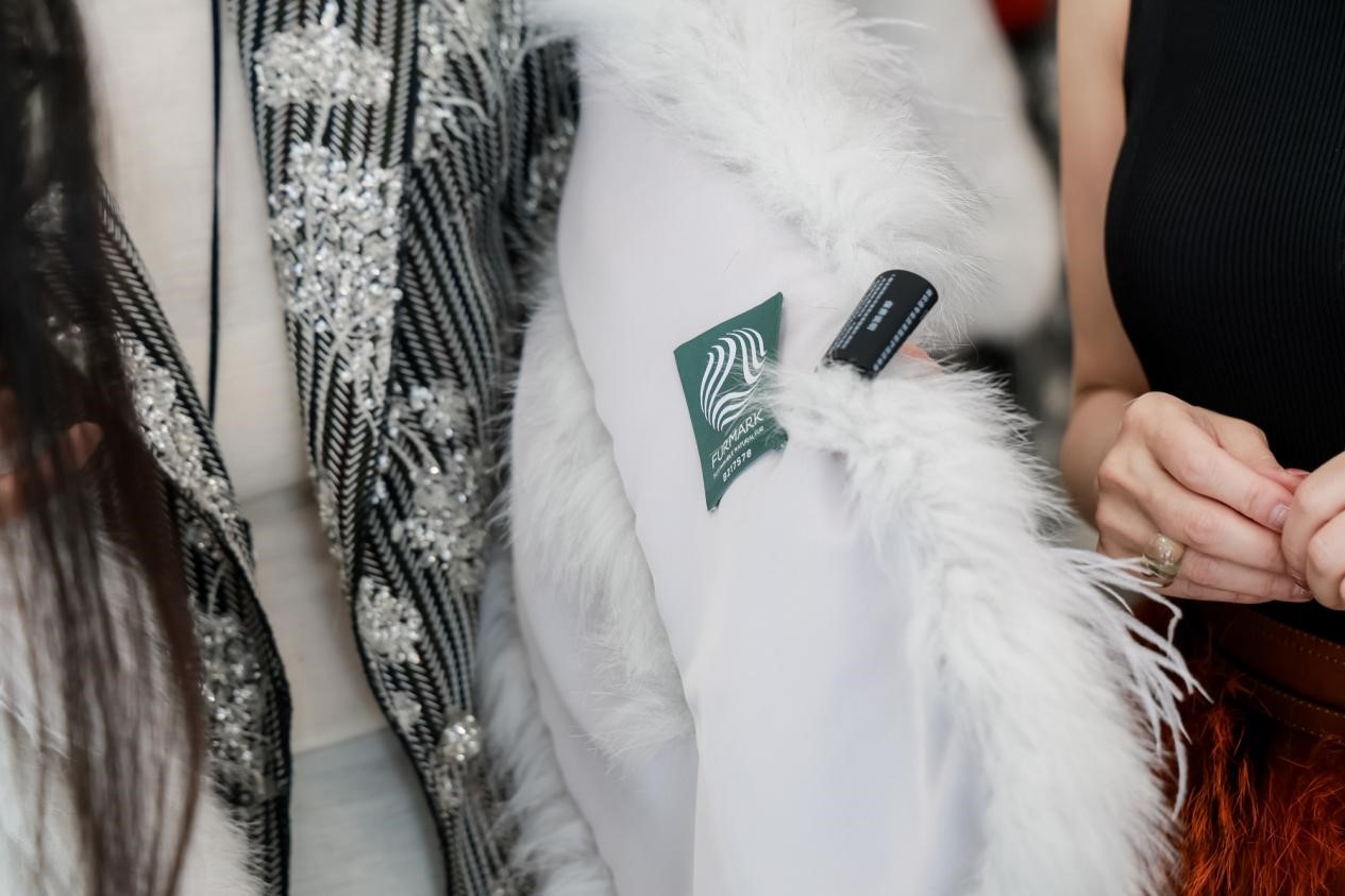 攜手玖姿JUZUI創(chuàng)意總監(jiān)王陶Taoray Wang 老錢皮草紐約時裝周成新貴