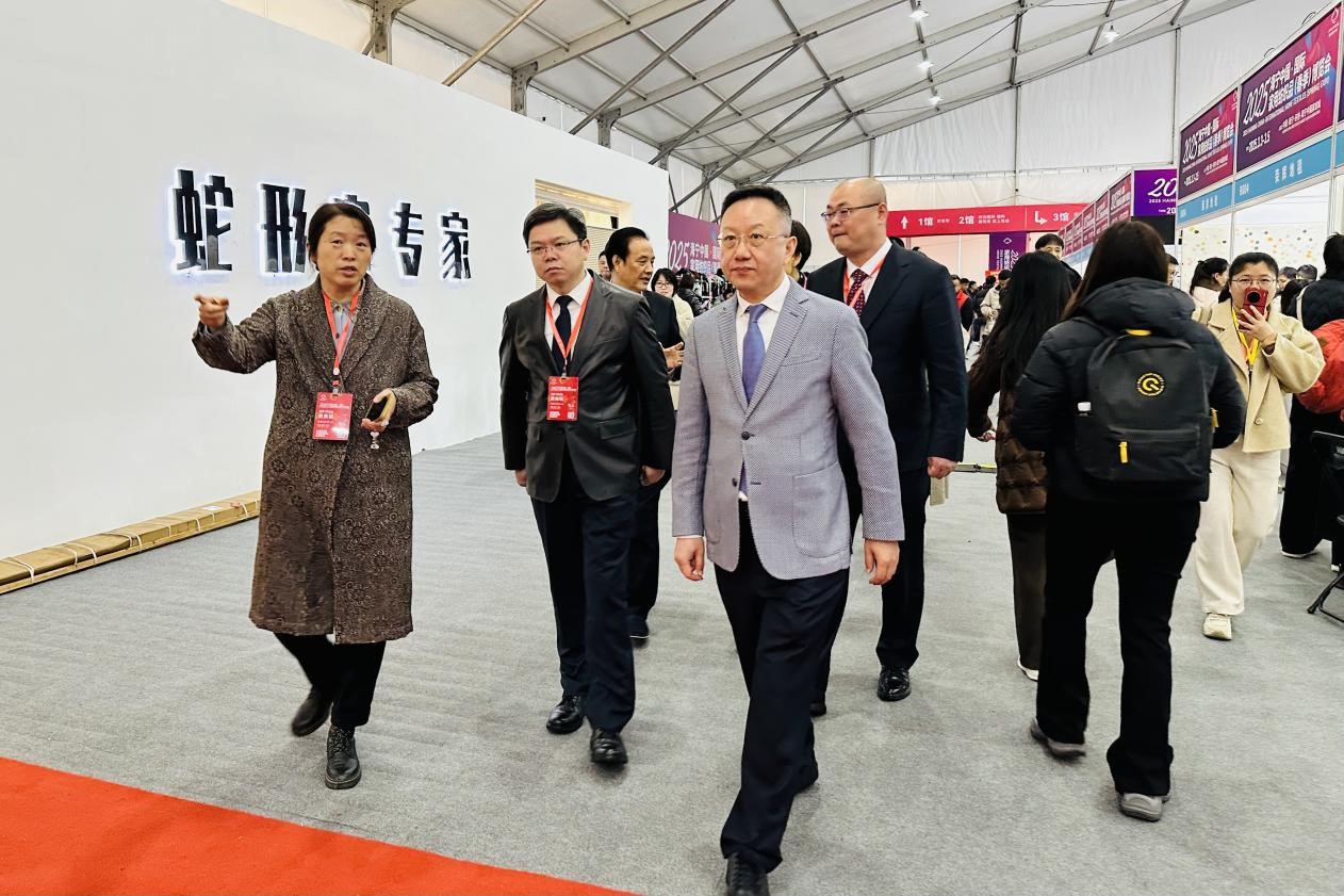 智造織就未來(lái)，錦韻潮動(dòng)全球！2025海寧春季家博會(huì)今日啟幕
