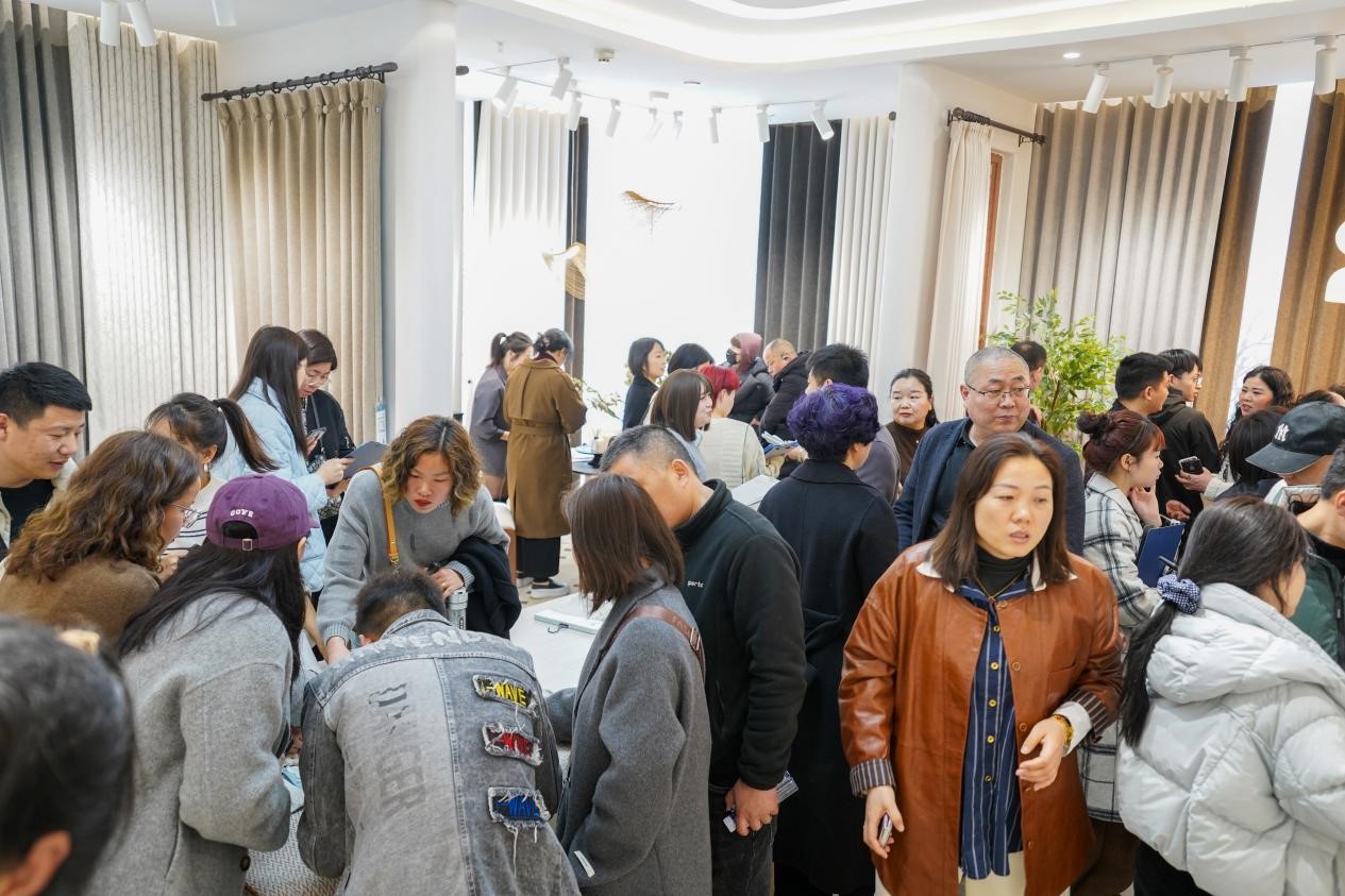 智造織就未來(lái)，錦韻潮動(dòng)全球！2025海寧春季家博會(huì)今日啟幕