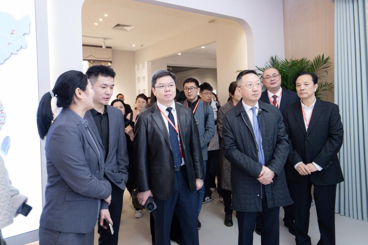 智造織就未來(lái)，錦韻潮動(dòng)全球！2025海寧春季家博會(huì)今日啟幕