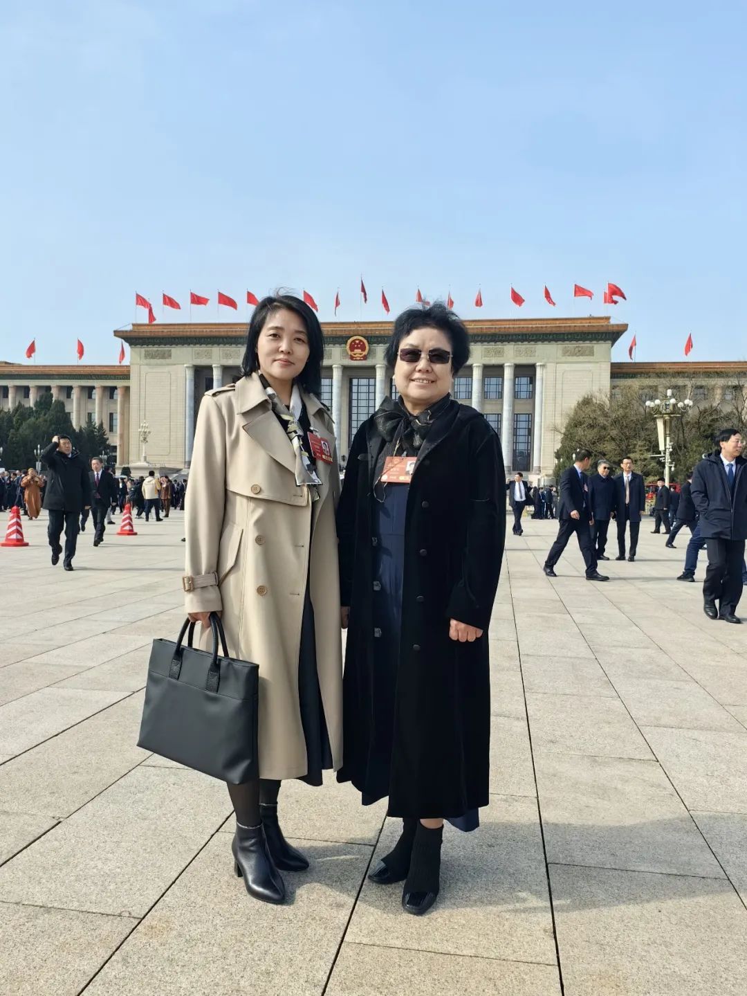 3月3日上午，出席十四屆全國(guó)人大三次會(huì)議的駐冀全國(guó)人大代表和出席全國(guó)政協(xié)十四屆三次會(huì)議的住冀全國(guó)政協(xié)委員從石家莊啟程赴京。石家莊&ldquo;紡織人&rdquo;贊皇縣原村土布專業(yè)合作社理事長(zhǎng)崔雪琴和石家莊常山恒新紡織有限公司恒盛分公司織造車間教檢工馮麗朝隨河北代表團(tuán)一同赴京報(bào)到。3月4日，崔雪琴、馮麗朝兩位石家莊&ldquo;紡織人&rdquo;同來(lái)自全國(guó)各地的全國(guó)人大代表一道步入了北京人民大會(huì)堂，共同參加十四屆全國(guó)人大三次會(huì)議預(yù)備會(huì)議。會(huì)前崔雪琴、馮麗朝在人民大會(huì)堂外合影，留下了珍貴的紀(jì)念。會(huì)前，崔雪琴、馮麗朝結(jié)合各自工作實(shí)際和熟悉領(lǐng)域，深入基層開展調(diào)查研究，精心準(zhǔn)備議案建議。赴京參會(huì)途中，她倆圍繞京津冀協(xié)同發(fā)展、民營(yíng)經(jīng)濟(jì)、新質(zhì)生產(chǎn)力、鄉(xiāng)村振興等普遍關(guān)注的問(wèn)題與同行的代表委員展開熱烈討論。到達(dá)駐地，她倆立即投入會(huì)前緊張的準(zhǔn)備工作，繼續(xù)修改認(rèn)真準(zhǔn)備好的建議。崔雪琴崔雪琴帶來(lái)了《關(guān)于倡導(dǎo)國(guó)人穿國(guó)風(fēng)服飾 弘揚(yáng)國(guó)風(fēng)服飾文化 推動(dòng)民族服裝產(chǎn)業(yè)振興的建議》。馮麗朝馮麗朝帶來(lái)了《關(guān)于進(jìn)一步加強(qiáng)發(fā)揮勞模工匠引領(lǐng)作用的建議》。全國(guó)人大代表崔雪琴、馮麗朝這兩位石家莊優(yōu)秀紡織人，共赴春天之約，共盡代表職責(zé)。