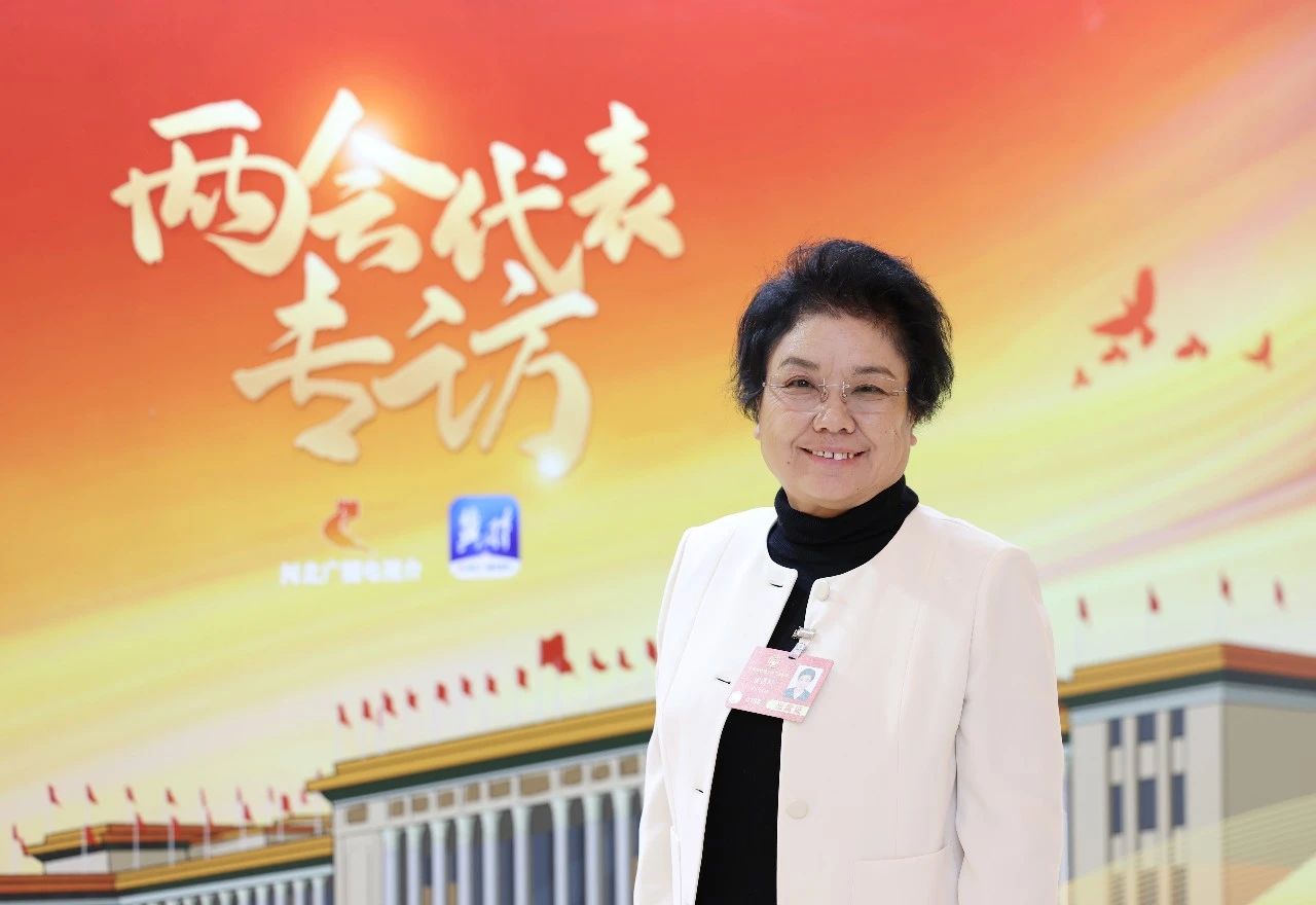 3月3日上午，出席十四屆全國(guó)人大三次會(huì)議的駐冀全國(guó)人大代表和出席全國(guó)政協(xié)十四屆三次會(huì)議的住冀全國(guó)政協(xié)委員從石家莊啟程赴京。石家莊&ldquo;紡織人&rdquo;贊皇縣原村土布專業(yè)合作社理事長(zhǎng)崔雪琴和石家莊常山恒新紡織有限公司恒盛分公司織造車間教檢工馮麗朝隨河北代表團(tuán)一同赴京報(bào)到。3月4日，崔雪琴、馮麗朝兩位石家莊&ldquo;紡織人&rdquo;同來(lái)自全國(guó)各地的全國(guó)人大代表一道步入了北京人民大會(huì)堂，共同參加十四屆全國(guó)人大三次會(huì)議預(yù)備會(huì)議。會(huì)前崔雪琴、馮麗朝在人民大會(huì)堂外合影，留下了珍貴的紀(jì)念。會(huì)前，崔雪琴、馮麗朝結(jié)合各自工作實(shí)際和熟悉領(lǐng)域，深入基層開展調(diào)查研究，精心準(zhǔn)備議案建議。赴京參會(huì)途中，她倆圍繞京津冀協(xié)同發(fā)展、民營(yíng)經(jīng)濟(jì)、新質(zhì)生產(chǎn)力、鄉(xiāng)村振興等普遍關(guān)注的問(wèn)題與同行的代表委員展開熱烈討論。到達(dá)駐地，她倆立即投入會(huì)前緊張的準(zhǔn)備工作，繼續(xù)修改認(rèn)真準(zhǔn)備好的建議。崔雪琴崔雪琴帶來(lái)了《關(guān)于倡導(dǎo)國(guó)人穿國(guó)風(fēng)服飾 弘揚(yáng)國(guó)風(fēng)服飾文化 推動(dòng)民族服裝產(chǎn)業(yè)振興的建議》。馮麗朝馮麗朝帶來(lái)了《關(guān)于進(jìn)一步加強(qiáng)發(fā)揮勞模工匠引領(lǐng)作用的建議》。全國(guó)人大代表崔雪琴、馮麗朝這兩位石家莊優(yōu)秀紡織人，共赴春天之約，共盡代表職責(zé)。