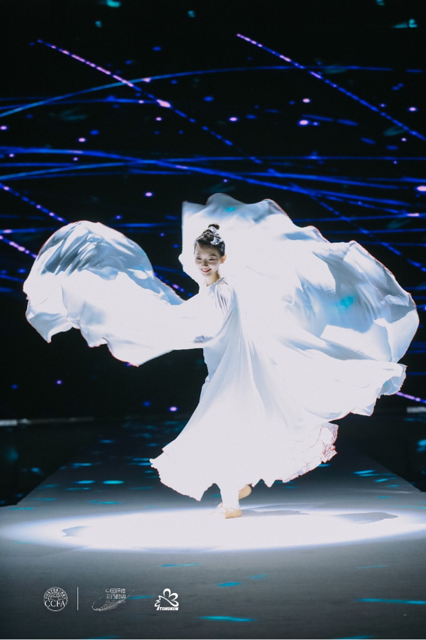 “質(zhì)尚與致遠(yuǎn)”科技下的中式美學(xué)—桐昆·中國(guó)纖維流行趨勢(shì)2025/2026正式發(fā)布