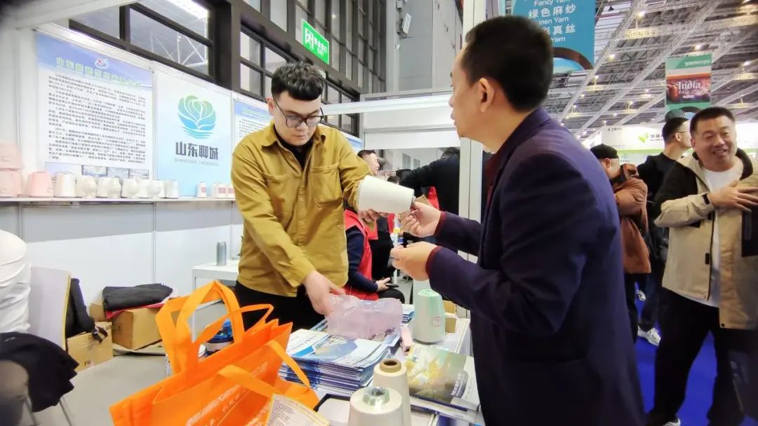實力&ldquo;圈粉&rdquo;，盡展產(chǎn)業(yè)新風(fēng)貌！山東聊城展團首次亮相2025yarnexpo春夏紗線展