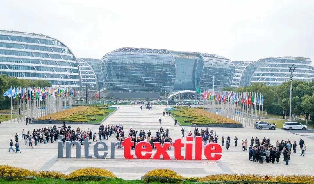 3月13日，為期三天的2025intertextile春夏面輔料展在國(guó)家會(huì)展中心（上海）圓滿落幕。本屆博覽會(huì)以近19萬(wàn)平方米總展出面積，匯聚來(lái)自全球24個(gè)國(guó)家和地區(qū)的超3100家參展商。從源頭為紡織行業(yè)高質(zhì)量發(fā)展注入信心與動(dòng)能，展示了紡織行業(yè)的最新技術(shù)與創(chuàng)新成果。其中，海纖生物的海藻纖維、海絲林及海藻炭泥系列產(chǎn)品憑借其深海黑科技的獨(dú)特魅力，成為展會(huì)焦點(diǎn)，吸引了眾多專業(yè)觀眾的目光。