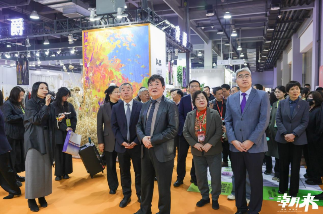 以第二十八屆（2025）&ldquo;真皮標(biāo)志杯&rdquo;設(shè)計大賽初賽、潮來&middot;必訂&mdash;&mdash;設(shè)計版權(quán)交易會、2025海寧優(yōu)材&middot;新質(zhì)聯(lián)盟聯(lián)合展、潮來課堂分享沙龍等系列活動為支點，&ldquo;海寧時間&rdquo;再一次撬動千億時尚產(chǎn)業(yè)的澎湃動能。