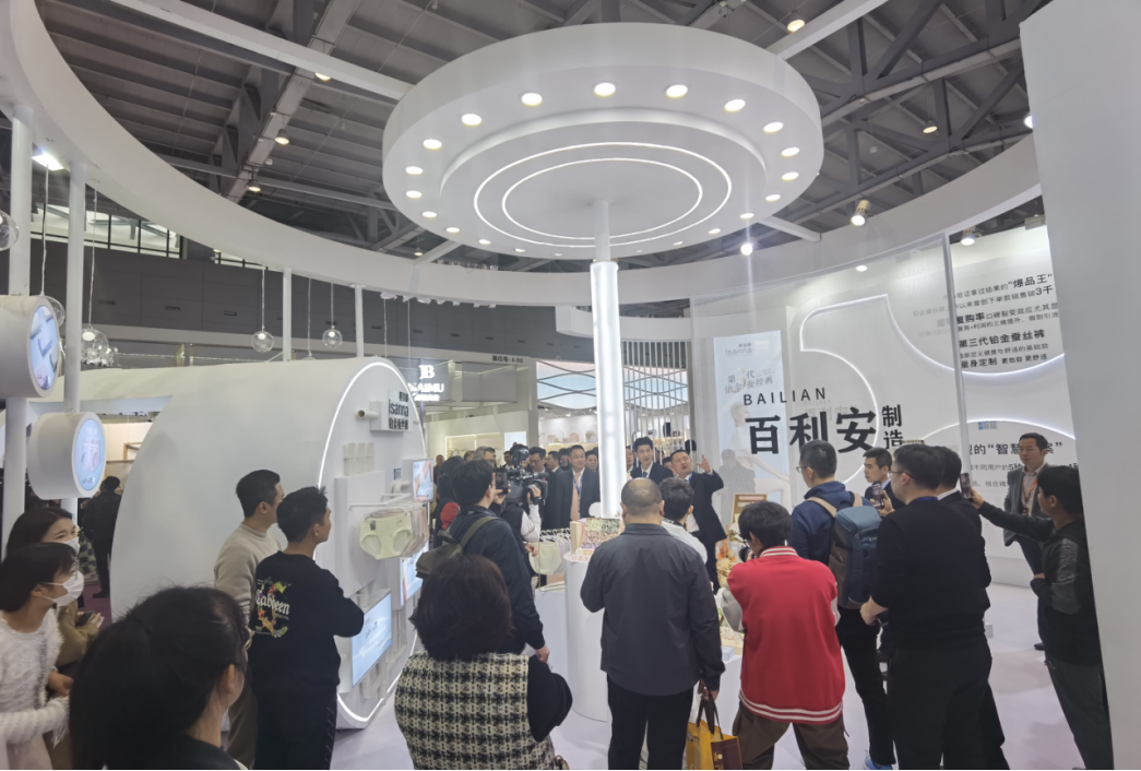 向上生長(zhǎng)對(duì)抗行業(yè)內(nèi)卷！櫻姿娜于潮汕服博會(huì)發(fā)布第三代鉑金蠶絲褲