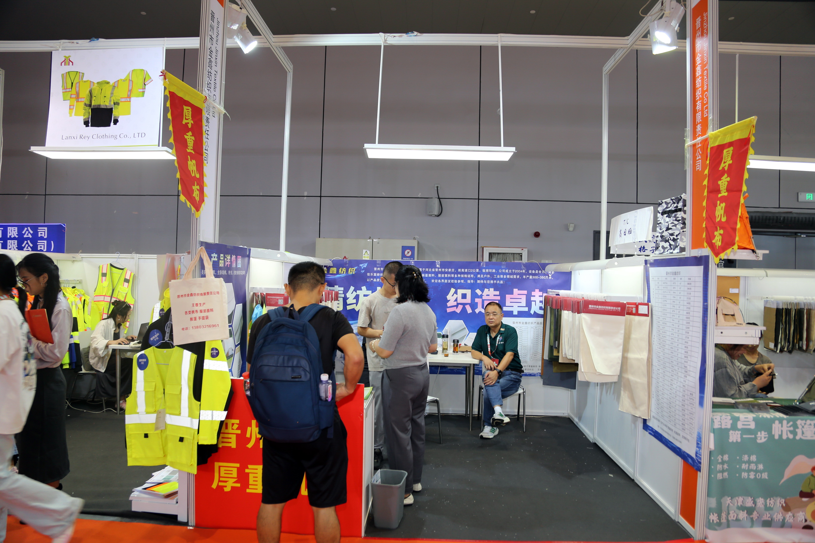40余家石家莊紡服企業(yè)齊聚滬上，成為中紡聯(lián)秋季聯(lián)展上靚麗的風(fēng)景線