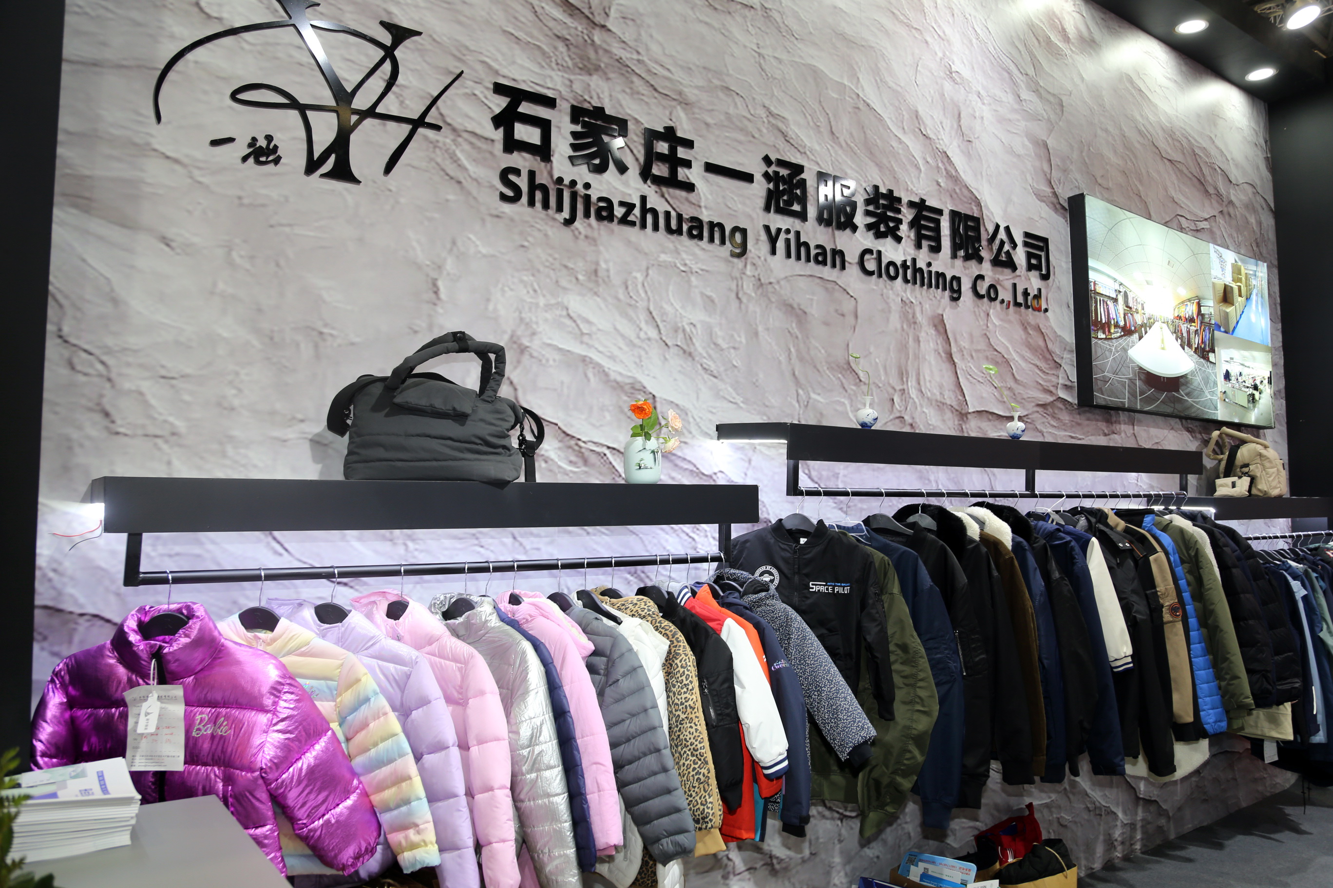 40余家石家莊紡服企業(yè)齊聚滬上，成為中紡聯(lián)秋季聯(lián)展上靚麗的風(fēng)景線