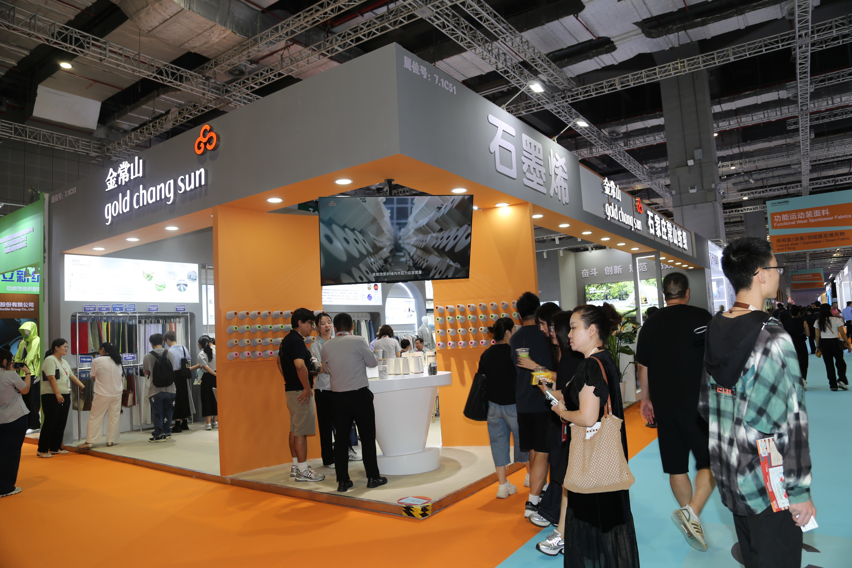 40余家石家莊紡服企業(yè)齊聚滬上，成為中紡聯(lián)秋季聯(lián)展上靚麗的風(fēng)景線
