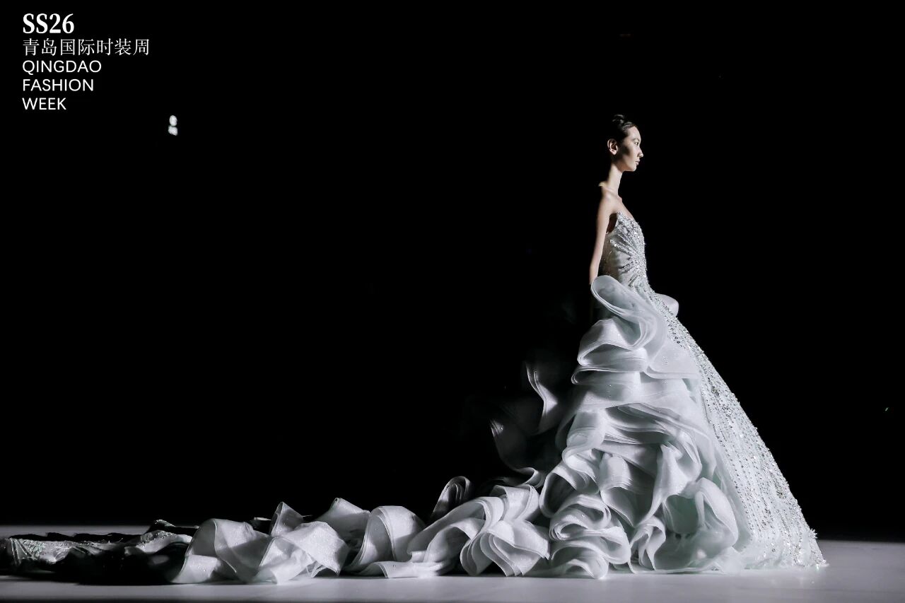 潮涌浮山灣畔 時(shí)尚綺夢(mèng)啟航--2025中國(guó)（青島）國(guó)際時(shí)裝周盛大啟幕！