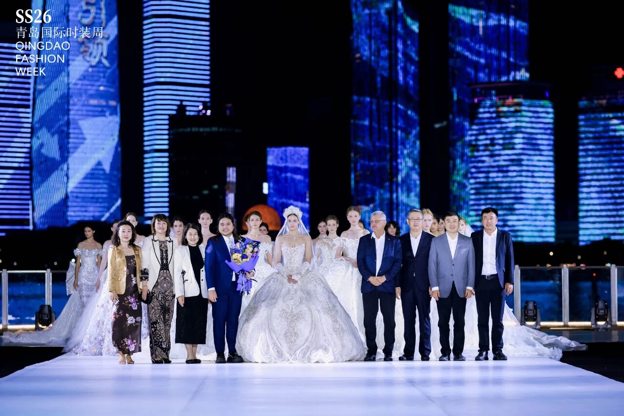 潮涌浮山灣畔 時(shí)尚綺夢(mèng)啟航--2025中國(guó)（青島）國(guó)際時(shí)裝周盛大啟幕！