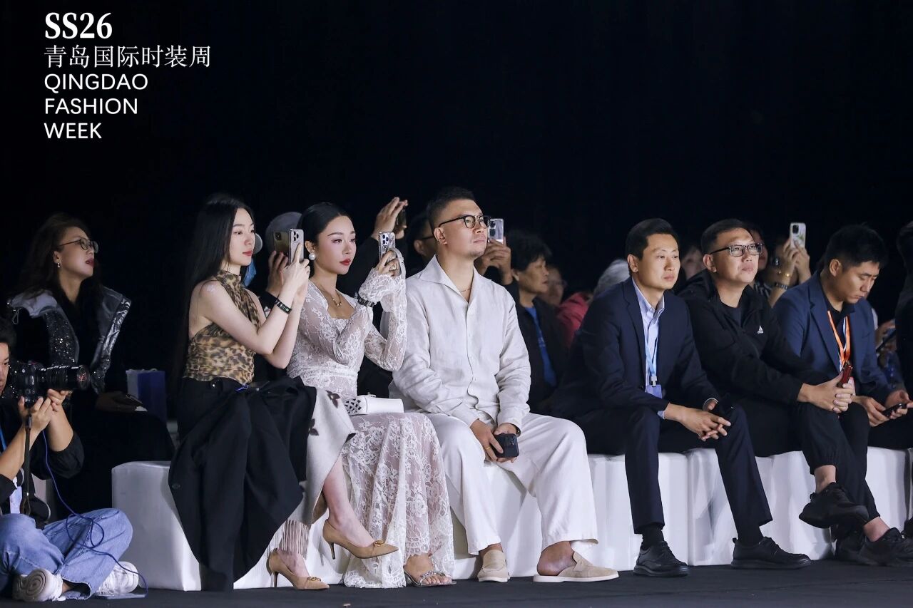 潮涌浮山灣畔 時(shí)尚綺夢(mèng)啟航--2025中國(guó)（青島）國(guó)際時(shí)裝周盛大啟幕！