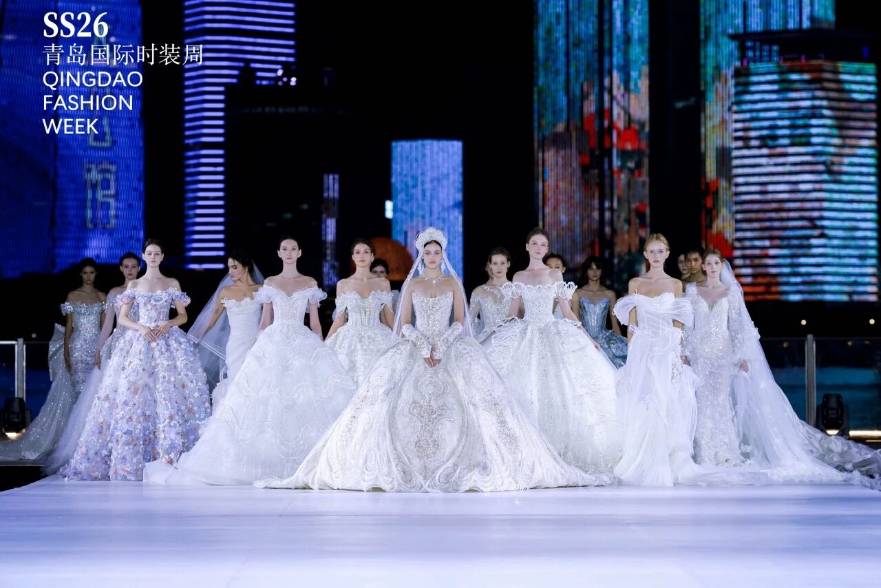 潮涌浮山灣畔 時(shí)尚綺夢(mèng)啟航--2025中國(guó)（青島）國(guó)際時(shí)裝周盛大啟幕！