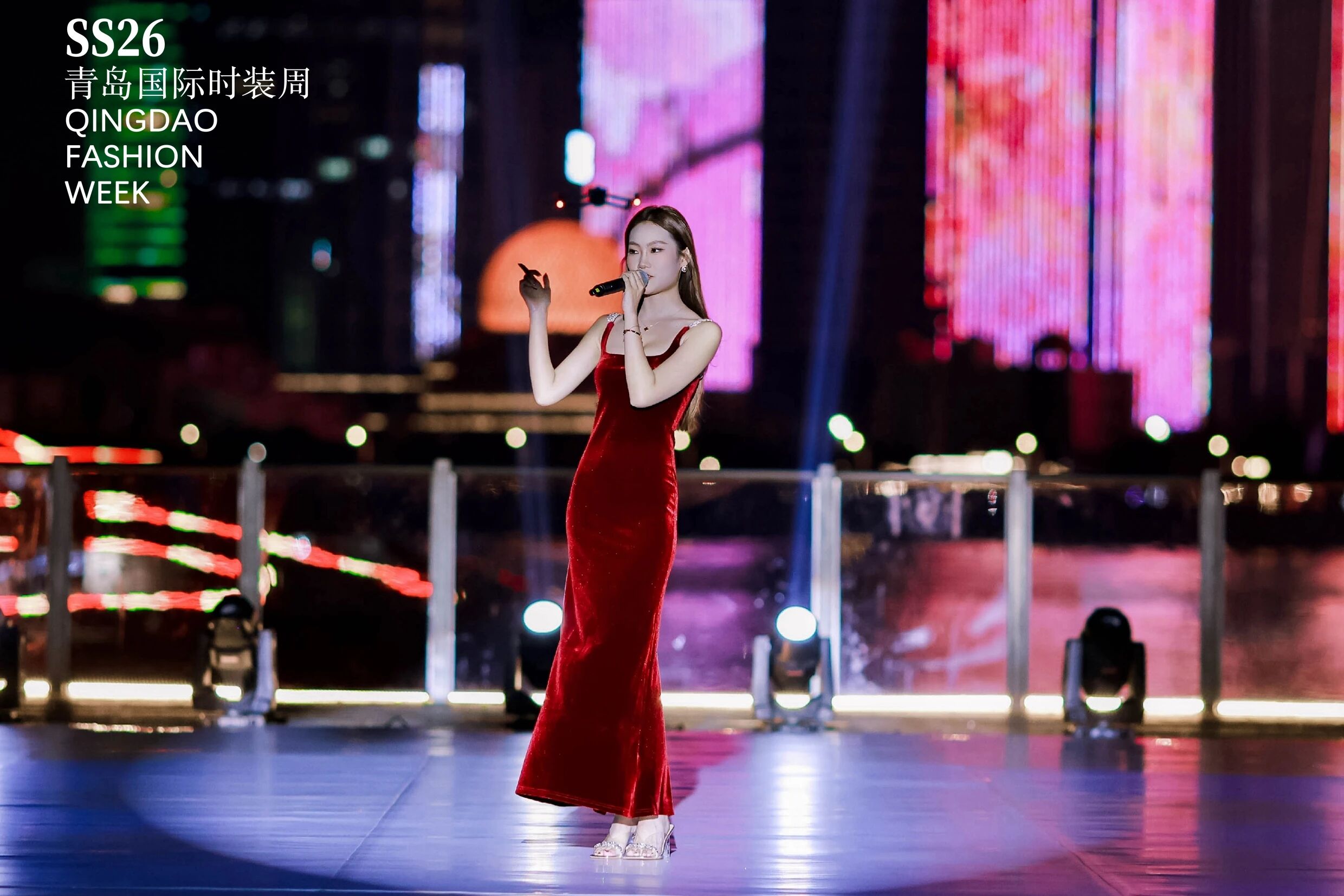 潮涌浮山灣畔 時(shí)尚綺夢(mèng)啟航--2025中國(guó)（青島）國(guó)際時(shí)裝周盛大啟幕！