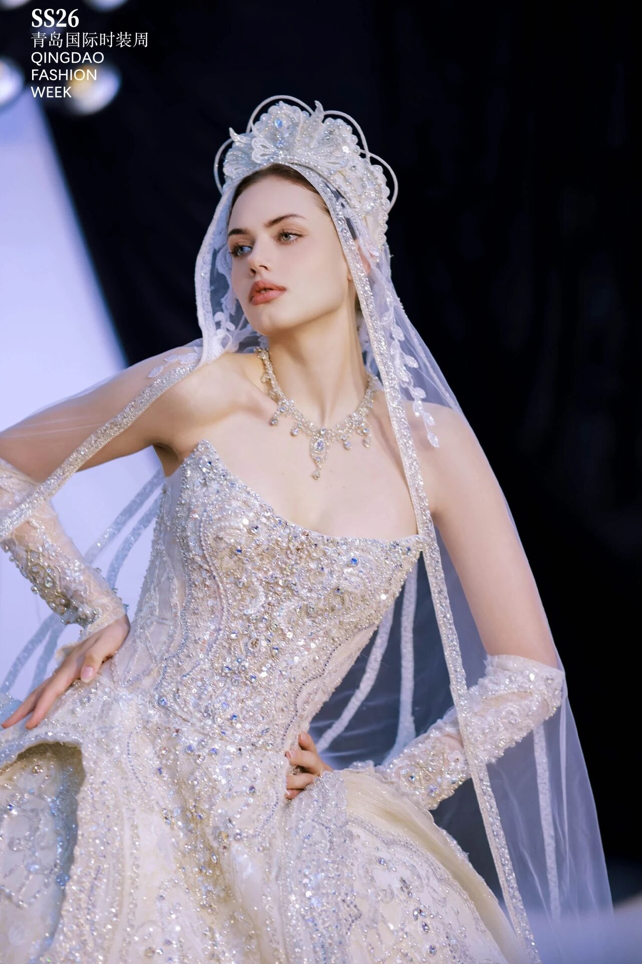 潮涌浮山灣畔 時(shí)尚綺夢(mèng)啟航--2025中國(guó)（青島）國(guó)際時(shí)裝周盛大啟幕！