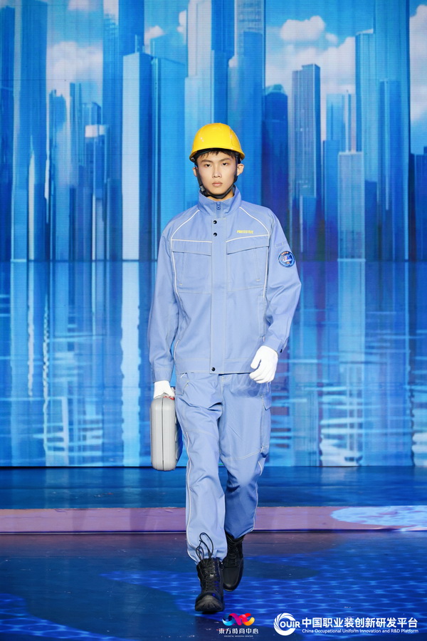 聚焦全民國防教育作訓服與海上功能服，第二屆中國職業(yè)裝創(chuàng)新大會在青島啟幕