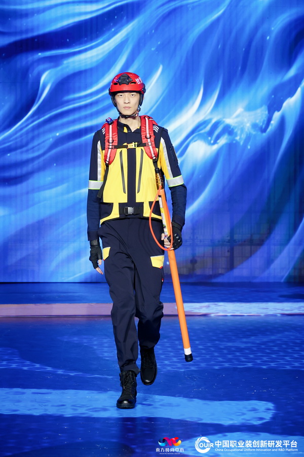 聚焦全民國防教育作訓服與海上功能服，第二屆中國職業(yè)裝創(chuàng)新大會在青島啟幕