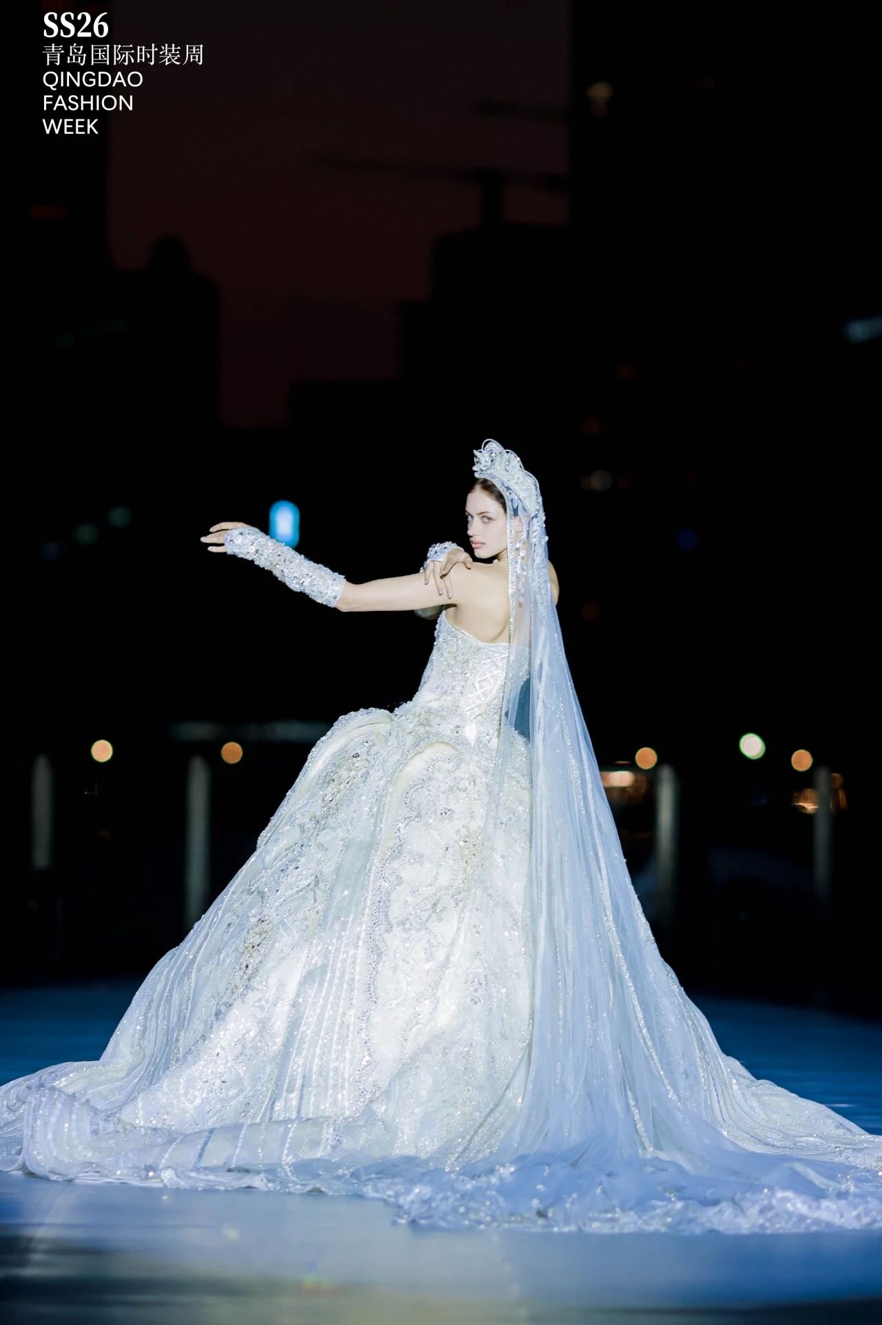 潮涌浮山灣畔 時(shí)尚綺夢(mèng)啟航--2025中國(guó)（青島）國(guó)際時(shí)裝周盛大啟幕！
