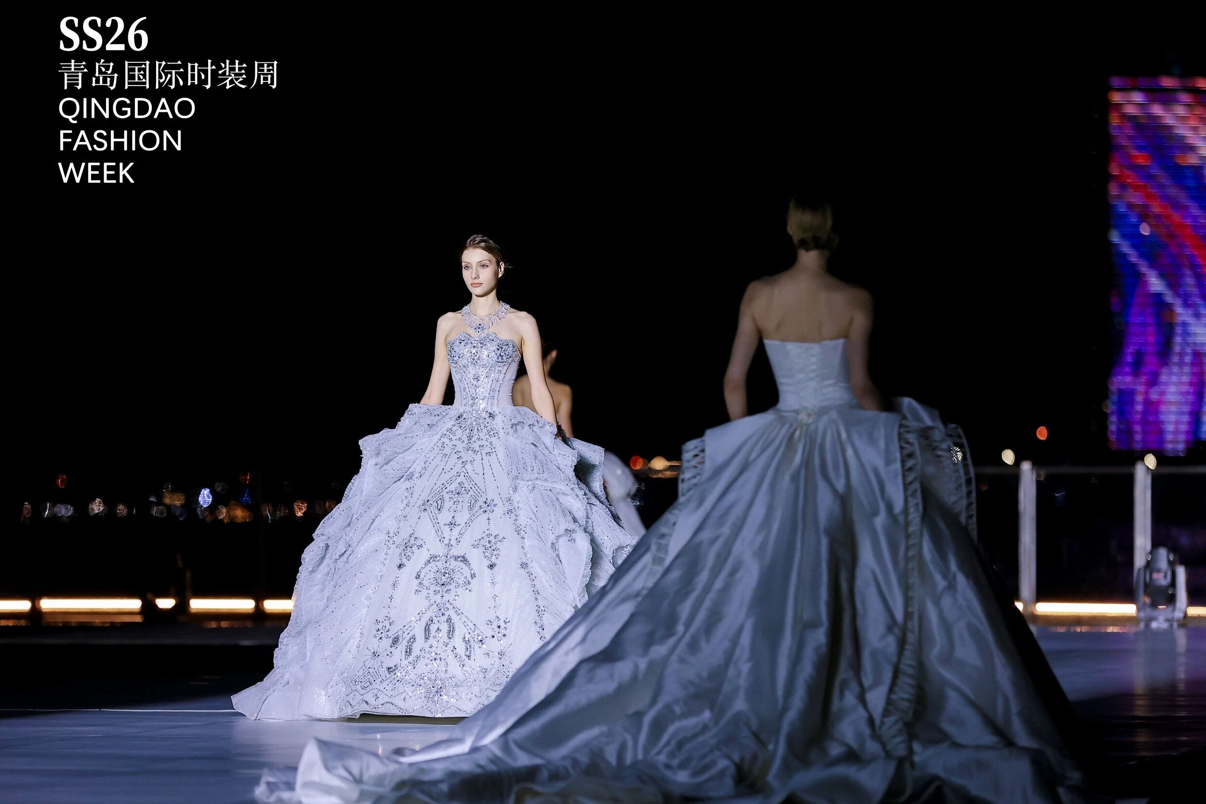 潮涌浮山灣畔 時(shí)尚綺夢(mèng)啟航--2025中國(guó)（青島）國(guó)際時(shí)裝周盛大啟幕！