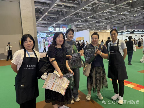 日前，在剛剛落幕的上海2025中國(guó)（晉州）紡織服裝科技發(fā)展論壇暨紡織服裝博覽會(huì)上，&ldquo;晉州紡織工&rdquo;憑借6.3萬紡織工、72家規(guī)上企業(yè)、 82項(xiàng)專利的硬核實(shí)力C位出圈，省級(jí)勞務(wù)品牌再升級(jí)。展會(huì)期間，通過發(fā)放宣傳海報(bào)及派發(fā)晉州本地生產(chǎn)的圍裙，加大宣傳效應(yīng)，眾多展商及觀眾駐足詢問，&ldquo;晉州紡織工&rdquo;已經(jīng)成為晉州的一張靚麗名片，顯著提升了晉州紡織服裝產(chǎn)業(yè)品牌競(jìng)爭(zhēng)力。下一步，晉州市還將通過舉辦技能培訓(xùn)活動(dòng)、加強(qiáng)品牌宣傳等渠道，讓&ldquo;晉州紡織工&rdquo;從省級(jí)勞務(wù)品牌邁向全國(guó)行業(yè)金名片，為全市經(jīng)濟(jì)高質(zhì)量發(fā)展織就更廣闊的錦繡天地！&nbsp; &nbsp; &nbsp; &nbsp;&nbsp;來源|石家莊市紡織行業(yè)協(xié)會(huì)