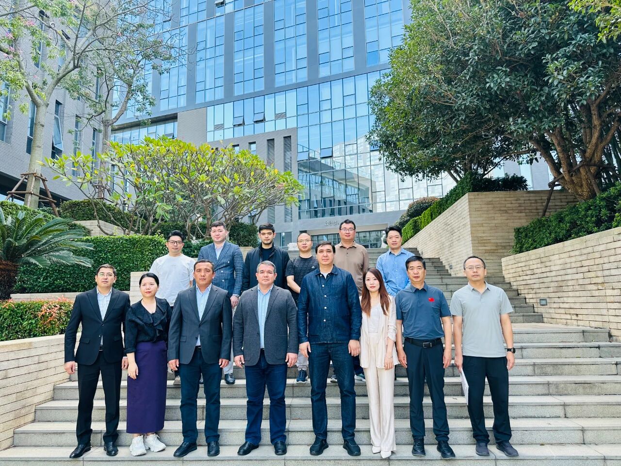 11月1日，烏茲別克斯坦投資、工業(yè)與貿(mào)易部駐華代表處副主任、駐華大使館參贊別克佐德-米爾佐&middot;尼格馬特賈諾夫，烏茲別克斯坦工商會(huì)錫爾河州分會(huì)主任阿齊茲&middot;曼蘇羅夫，錫爾河州投資、工業(yè)與貿(mào)易局局長(zhǎng)馬赫蘇姆&middot;薩利耶夫等一行人專程到訪我會(huì)，并參觀廈門(mén)時(shí)尚消費(fèi)品（紡織服裝）產(chǎn)業(yè)園&middot;航空?qǐng)@。商會(huì)副會(huì)長(zhǎng)、福建世聯(lián)達(dá)公司董事長(zhǎng)王世傳，秘書(shū)長(zhǎng)李以希接待烏方代表團(tuán)并開(kāi)展座談交流。 座談中，雙方就廈門(mén)與錫爾河州紡織服裝產(chǎn)業(yè)的發(fā)展現(xiàn)狀及趨勢(shì)展開(kāi)深入交流。福建世聯(lián)達(dá)、廈門(mén)納仕達(dá)、當(dāng)盛新材料、求特新材料、駿利德集團(tuán)等企業(yè)代表圍繞產(chǎn)業(yè)鏈深度協(xié)作、政策配套支持、當(dāng)?shù)厝斯こ杀炯瓣P(guān)稅政策等核心議題展開(kāi)精準(zhǔn)對(duì)接。烏方代表團(tuán)誠(chéng)摯邀請(qǐng)商會(huì)組織廈門(mén)企業(yè)赴烏茲別克斯坦實(shí)地考察，深入了解專項(xiàng)政策，為后續(xù)商貿(mào)合作夯實(shí)基礎(chǔ)。 此次互動(dòng)不僅深化了廈門(mén)與錫爾河州在紡織服裝領(lǐng)域的雙向認(rèn)知，更挖掘出多元合作潛能。雙方將以此次座談為契機(jī)，保持常態(tài)化溝通對(duì)接，推動(dòng)廈門(mén)企業(yè)&ldquo;走出去&rdquo;，探索產(chǎn)業(yè)合作新模式，助力產(chǎn)業(yè)鏈上下游資源高效整合，共拓中烏產(chǎn)業(yè)發(fā)展新篇章。