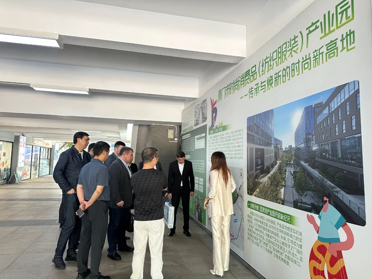 11月1日，烏茲別克斯坦投資、工業(yè)與貿(mào)易部駐華代表處副主任、駐華大使館參贊別克佐德-米爾佐&middot;尼格馬特賈諾夫，烏茲別克斯坦工商會(huì)錫爾河州分會(huì)主任阿齊茲&middot;曼蘇羅夫，錫爾河州投資、工業(yè)與貿(mào)易局局長(zhǎng)馬赫蘇姆&middot;薩利耶夫等一行人專程到訪我會(huì)，并參觀廈門(mén)時(shí)尚消費(fèi)品（紡織服裝）產(chǎn)業(yè)園&middot;航空?qǐng)@。商會(huì)副會(huì)長(zhǎng)、福建世聯(lián)達(dá)公司董事長(zhǎng)王世傳，秘書(shū)長(zhǎng)李以希接待烏方代表團(tuán)并開(kāi)展座談交流。 座談中，雙方就廈門(mén)與錫爾河州紡織服裝產(chǎn)業(yè)的發(fā)展現(xiàn)狀及趨勢(shì)展開(kāi)深入交流。福建世聯(lián)達(dá)、廈門(mén)納仕達(dá)、當(dāng)盛新材料、求特新材料、駿利德集團(tuán)等企業(yè)代表圍繞產(chǎn)業(yè)鏈深度協(xié)作、政策配套支持、當(dāng)?shù)厝斯こ杀炯瓣P(guān)稅政策等核心議題展開(kāi)精準(zhǔn)對(duì)接。烏方代表團(tuán)誠(chéng)摯邀請(qǐng)商會(huì)組織廈門(mén)企業(yè)赴烏茲別克斯坦實(shí)地考察，深入了解專項(xiàng)政策，為后續(xù)商貿(mào)合作夯實(shí)基礎(chǔ)。 此次互動(dòng)不僅深化了廈門(mén)與錫爾河州在紡織服裝領(lǐng)域的雙向認(rèn)知，更挖掘出多元合作潛能。雙方將以此次座談為契機(jī)，保持常態(tài)化溝通對(duì)接，推動(dòng)廈門(mén)企業(yè)&ldquo;走出去&rdquo;，探索產(chǎn)業(yè)合作新模式，助力產(chǎn)業(yè)鏈上下游資源高效整合，共拓中烏產(chǎn)業(yè)發(fā)展新篇章。