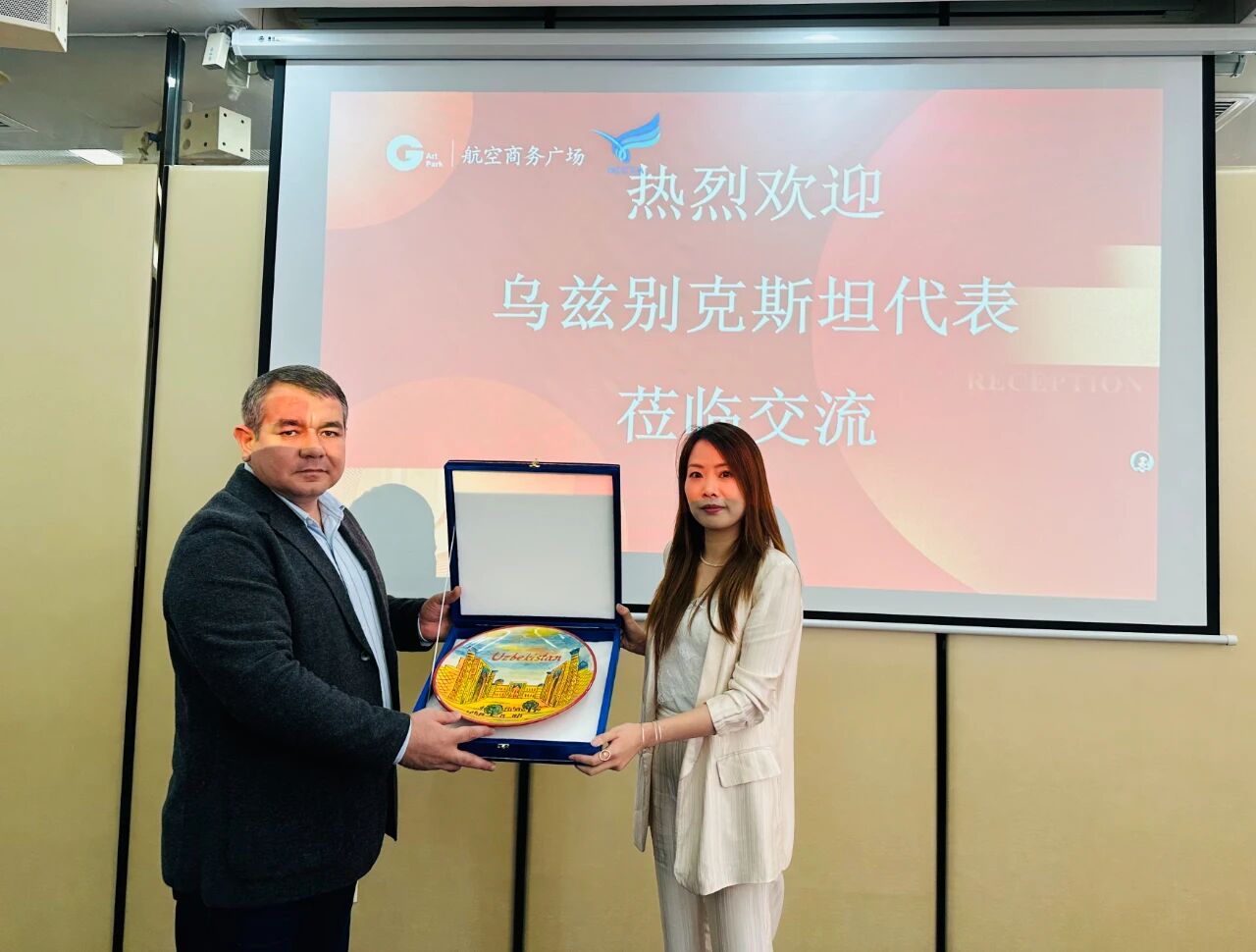 11月1日，烏茲別克斯坦投資、工業(yè)與貿(mào)易部駐華代表處副主任、駐華大使館參贊別克佐德-米爾佐&middot;尼格馬特賈諾夫，烏茲別克斯坦工商會(huì)錫爾河州分會(huì)主任阿齊茲&middot;曼蘇羅夫，錫爾河州投資、工業(yè)與貿(mào)易局局長(zhǎng)馬赫蘇姆&middot;薩利耶夫等一行人專程到訪我會(huì)，并參觀廈門(mén)時(shí)尚消費(fèi)品（紡織服裝）產(chǎn)業(yè)園&middot;航空?qǐng)@。商會(huì)副會(huì)長(zhǎng)、福建世聯(lián)達(dá)公司董事長(zhǎng)王世傳，秘書(shū)長(zhǎng)李以希接待烏方代表團(tuán)并開(kāi)展座談交流。 座談中，雙方就廈門(mén)與錫爾河州紡織服裝產(chǎn)業(yè)的發(fā)展現(xiàn)狀及趨勢(shì)展開(kāi)深入交流。福建世聯(lián)達(dá)、廈門(mén)納仕達(dá)、當(dāng)盛新材料、求特新材料、駿利德集團(tuán)等企業(yè)代表圍繞產(chǎn)業(yè)鏈深度協(xié)作、政策配套支持、當(dāng)?shù)厝斯こ杀炯瓣P(guān)稅政策等核心議題展開(kāi)精準(zhǔn)對(duì)接。烏方代表團(tuán)誠(chéng)摯邀請(qǐng)商會(huì)組織廈門(mén)企業(yè)赴烏茲別克斯坦實(shí)地考察，深入了解專項(xiàng)政策，為后續(xù)商貿(mào)合作夯實(shí)基礎(chǔ)。 此次互動(dòng)不僅深化了廈門(mén)與錫爾河州在紡織服裝領(lǐng)域的雙向認(rèn)知，更挖掘出多元合作潛能。雙方將以此次座談為契機(jī)，保持常態(tài)化溝通對(duì)接，推動(dòng)廈門(mén)企業(yè)&ldquo;走出去&rdquo;，探索產(chǎn)業(yè)合作新模式，助力產(chǎn)業(yè)鏈上下游資源高效整合，共拓中烏產(chǎn)業(yè)發(fā)展新篇章。