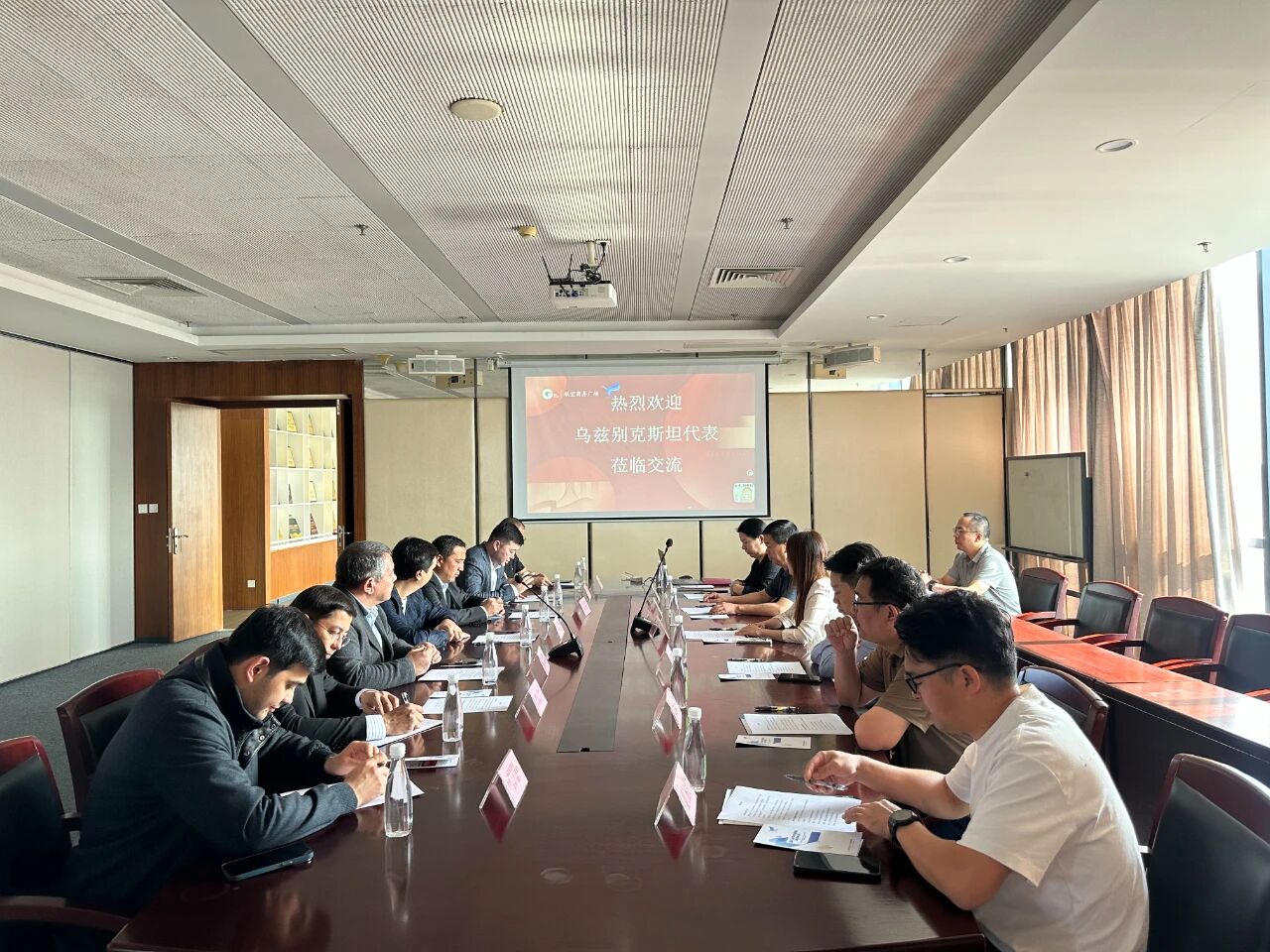 11月1日，烏茲別克斯坦投資、工業(yè)與貿(mào)易部駐華代表處副主任、駐華大使館參贊別克佐德-米爾佐&middot;尼格馬特賈諾夫，烏茲別克斯坦工商會(huì)錫爾河州分會(huì)主任阿齊茲&middot;曼蘇羅夫，錫爾河州投資、工業(yè)與貿(mào)易局局長(zhǎng)馬赫蘇姆&middot;薩利耶夫等一行人專程到訪我會(huì)，并參觀廈門(mén)時(shí)尚消費(fèi)品（紡織服裝）產(chǎn)業(yè)園&middot;航空?qǐng)@。商會(huì)副會(huì)長(zhǎng)、福建世聯(lián)達(dá)公司董事長(zhǎng)王世傳，秘書(shū)長(zhǎng)李以希接待烏方代表團(tuán)并開(kāi)展座談交流。 座談中，雙方就廈門(mén)與錫爾河州紡織服裝產(chǎn)業(yè)的發(fā)展現(xiàn)狀及趨勢(shì)展開(kāi)深入交流。福建世聯(lián)達(dá)、廈門(mén)納仕達(dá)、當(dāng)盛新材料、求特新材料、駿利德集團(tuán)等企業(yè)代表圍繞產(chǎn)業(yè)鏈深度協(xié)作、政策配套支持、當(dāng)?shù)厝斯こ杀炯瓣P(guān)稅政策等核心議題展開(kāi)精準(zhǔn)對(duì)接。烏方代表團(tuán)誠(chéng)摯邀請(qǐng)商會(huì)組織廈門(mén)企業(yè)赴烏茲別克斯坦實(shí)地考察，深入了解專項(xiàng)政策，為后續(xù)商貿(mào)合作夯實(shí)基礎(chǔ)。 此次互動(dòng)不僅深化了廈門(mén)與錫爾河州在紡織服裝領(lǐng)域的雙向認(rèn)知，更挖掘出多元合作潛能。雙方將以此次座談為契機(jī)，保持常態(tài)化溝通對(duì)接，推動(dòng)廈門(mén)企業(yè)&ldquo;走出去&rdquo;，探索產(chǎn)業(yè)合作新模式，助力產(chǎn)業(yè)鏈上下游資源高效整合，共拓中烏產(chǎn)業(yè)發(fā)展新篇章。