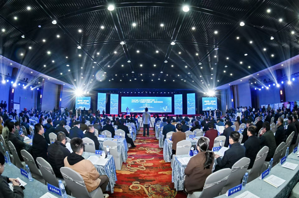 11月4日，山東省紡織服裝產(chǎn)業(yè)鏈&ldquo;AI賦能產(chǎn)業(yè)鏈協(xié)同&rdquo;推進對接活動在夏津隆重舉行。活動緊扣黨的二十屆四中全會&ldquo;建設(shè)現(xiàn)代化產(chǎn)業(yè)體系，鞏固壯大實體經(jīng)濟根基&rdquo;戰(zhàn)略部署，以&ldquo;AI+金融&rdquo;雙輪驅(qū)動為核心路徑，匯聚政企銀校各界力量，共商紡織服裝產(chǎn)業(yè)智能化、協(xié)同化升級大計，為培育產(chǎn)業(yè)新質(zhì)生產(chǎn)力注入強勁動能。  緊扣國家戰(zhàn)略，  凝聚產(chǎn)業(yè)升級共識  活動開篇，多位領(lǐng)導嘉賓立足國家戰(zhàn)略、行業(yè)發(fā)展與地方實踐，為山東紡織服裝產(chǎn)業(yè)轉(zhuǎn)型把脈定向，凝聚發(fā)展共識。 山東省政協(xié)副主席、黨組副書記、省紡織服裝產(chǎn)業(yè)鏈鏈長林峰海在致辭中表示，山東是全國重要工業(yè)基地，紡織服裝產(chǎn)業(yè)作為中國紡織服裝產(chǎn)業(yè)核心組成與北方新質(zhì)生產(chǎn)力重要引擎，在穩(wěn)增長、促消費、惠民生及培育新質(zhì)生產(chǎn)力方面作用顯著。山東通過產(chǎn)業(yè)鏈&ldquo;鏈長制&rdquo;推進產(chǎn)業(yè)優(yōu)化升級，今年前三季度全省紡織業(yè)、服裝服飾業(yè)工業(yè)增加值同比分別增長4.1%、1.1%，分別高于全國同行業(yè)0.95個、3.5個百分點。德州是我國重要紡織服裝產(chǎn)業(yè)大市，在新型紡織、家紡等領(lǐng)域競爭優(yōu)勢突出。德州高度重視紡織產(chǎn)業(yè)發(fā)展，將輕紡紡織列為全市11條標志性產(chǎn)業(yè)鏈，為全省紡織產(chǎn)業(yè)高質(zhì)量發(fā)展助力；其中夏津作為全國紗線基地，正通過創(chuàng)新性實施&ldquo;行業(yè)機構(gòu)+國資平臺+市場主體&rdquo;三方共建模式推動產(chǎn)業(yè)發(fā)展。中國紡織工業(yè)聯(lián)合會副會長閻巖指出，當前&ldquo;十五五&rdquo;時期，紡織服裝業(yè)處于轉(zhuǎn)型升級關(guān)鍵階段，黨的二十屆四中全會為產(chǎn)業(yè)發(fā)展指明方向，行業(yè)需聚焦深耕內(nèi)需市場、優(yōu)化外貿(mào)布局、推進產(chǎn)業(yè)升級三大重點，開創(chuàng)高質(zhì)量發(fā)展新局面。她提到，產(chǎn)業(yè)集群化是我國紡織行業(yè)核心優(yōu)勢，全國200余個紡織服裝產(chǎn)業(yè)地區(qū)正加速轉(zhuǎn)型，而德州夏津作為以紡織為支柱產(chǎn)業(yè)的縣部代表，其探索的共建模式和資源整合方式，為縣域紡織產(chǎn)業(yè)轉(zhuǎn)型升級提供寶貴經(jīng)驗。她希望山東德州夏津紡織產(chǎn)業(yè)把握戰(zhàn)略機遇，精準定位、主動作為，以新型紡紗產(chǎn)業(yè)大腦為支撐，推動人工智能與紡織融合，形成全產(chǎn)業(yè)鏈高效協(xié)同發(fā)展新局面，在產(chǎn)業(yè)高質(zhì)量發(fā)展道路上奮勇前行。 德州市政協(xié)主席卜祥聯(lián)在致辭中指出，人口590萬，2024年GDP突破4000億元，是全國百強市及山東省唯一達到經(jīng)濟系統(tǒng)規(guī)劃的城市。德州始終將紡織服裝產(chǎn)業(yè)作為重點培育領(lǐng)域，2024年產(chǎn)業(yè)規(guī)模超240億元，擁有200余家規(guī)上企業(yè)、華源生態(tài)等龍頭企業(yè)，形成兩大省級特色產(chǎn)品，還共建現(xiàn)代紡織產(chǎn)業(yè)園、紡織產(chǎn)業(yè)互聯(lián)網(wǎng)平臺，并成立產(chǎn)業(yè)學院培養(yǎng)專業(yè)人才。推動紡織服裝產(chǎn)業(yè)鏈升級，需借助AI賦能生產(chǎn)全流程，突破專用算法與裝備瓶頸，同時依托金融數(shù)據(jù)智能分析匹配企業(yè)需求，落實&ldquo;鏈長制&rdquo;補鏈延鏈強鏈，助力行業(yè)從&ldquo;被動接單&rdquo;向&ldquo;需求創(chuàng)造&rdquo;轉(zhuǎn)型，培育新質(zhì)生產(chǎn)力。  破解產(chǎn)業(yè)痛點，  構(gòu)建協(xié)同新生態(tài)  活動通過兩大簽約儀式與一項啟動儀式，落地一批標志性合作成果，為紡織服裝產(chǎn)業(yè)高質(zhì)量發(fā)展筑牢根基。為破解紡織產(chǎn)業(yè)&ldquo;信息孤島、要素配置效率低、市場議價權(quán)低&rdquo;等痛點，夏津縣財金投資發(fā)展集團有限公司聯(lián)合廣東紗纖億信息科技股份有限公司、中國紡織建設(shè)規(guī)劃院，攜手夏津仁和紡織科技有限公司、山東鴻泰鼎新材料科技有限公司等7家本地骨干企業(yè)，簽訂&ldquo;山東新型紡織（紗纖）產(chǎn)業(yè)大腦上線項目&rdquo;協(xié)議。該項目將整合山東紡織企業(yè)數(shù)據(jù)資源，構(gòu)建紡織服裝產(chǎn)業(yè)智慧供應(yīng)鏈服務(wù)體系，打造&ldquo;山東紡織服裝產(chǎn)業(yè)大腦&rdquo;，預計可實現(xiàn)企業(yè)降本增效、資源優(yōu)化配置的雙重目標。圍繞黨的二十屆四中全會&ldquo;金融服務(wù)實體經(jīng)濟&rdquo;的根本宗旨，工商銀行德州分行、建設(shè)銀行德州分行、德州銀行等6家金融機構(gòu)，分別與德州華源生態(tài)科技有限公司、夏津至謙紡織科技有限公司等6家紡織企業(yè)簽訂金融支持合作協(xié)議。此次簽約聚焦技術(shù)研發(fā)資金保障、市場拓展資本助力，推動金融與輕工紡織產(chǎn)業(yè)深度融合，為傳統(tǒng)產(chǎn)業(yè)升級與創(chuàng)新項目落地搭建資金橋梁。林峰海、閻巖、張慶輝、卜祥聯(lián)、王曉、陳海明、管曉艷、沙淑紅、劉如偉、趙之達等領(lǐng)導共同啟動&ldquo;山東新型紡織（紗纖）產(chǎn)業(yè)大腦暨年產(chǎn)5萬噸鴻泰鼎萊賽爾二期投產(chǎn)項目&rdquo;。其中，&ldquo;山東新型紡織（紗纖）產(chǎn)業(yè)大腦&rdquo;已納入山東省工信廳建設(shè)試點，將按照&ldquo;四個一&rdquo;（一個算力調(diào)度平臺、一個數(shù)據(jù)匯聚平臺、一個算法開發(fā)平臺、一個服務(wù)開放平臺）總體構(gòu)架，完善&ldquo;四集&rdquo;（招、集采、集銷、集貸）應(yīng)用場景，打造全國紡織數(shù)字交易集聚地；鴻泰鼎萊賽爾二期項目投產(chǎn)后，企業(yè)總產(chǎn)能將躍居全國第二，單線產(chǎn)能全國第一，助力夏津打造&ldquo;中國綠色紡織新材料產(chǎn)業(yè)基地&rdquo;。據(jù)悉，鴻泰鼎主營的萊賽爾纖維廣泛應(yīng)用于服裝、家紡等領(lǐng)域，其與青島百草股份聯(lián)合開發(fā)的&ldquo;生物功能性萊賽爾纖維&rdquo;已獲&ldquo;省長杯&rdquo;銅獎，并應(yīng)用于愛慕內(nèi)衣等知名品牌。  經(jīng)驗互鑒，  探索升級新路徑  與會專家、地市代表與企業(yè)家圍繞&ldquo;AI賦能&rdquo;&ldquo;集群發(fā)展&rdquo;&ldquo;數(shù)字化轉(zhuǎn)型&rdquo;等核心議題，開展深度交流，為產(chǎn)業(yè)升級提供多元思路。中國紡織建設(shè)規(guī)劃院院長張慶輝以《AI賦能、生態(tài)共建-開啟夏津紡織服裝高質(zhì)量發(fā)展新篇章》為題作專題講座，系統(tǒng)解析AI技術(shù)在紡織產(chǎn)業(yè)生產(chǎn)、供應(yīng)鏈、市場端的應(yīng)用路徑，提出生態(tài)共建的產(chǎn)業(yè)升級模式。他強調(diào)，擁抱AI是產(chǎn)業(yè)轉(zhuǎn)型的必答題。目前行業(yè)AI應(yīng)用呈現(xiàn)&ldquo;消費端強、生產(chǎn)端弱&rdquo;的特點，Zara、亞馬遜及國內(nèi)電商平臺已在設(shè)計、選品等消費端廣泛應(yīng)用AI，但生產(chǎn)與供應(yīng)鏈端仍處于起步階段，山東可借鑒浙江、江蘇、福建等省份的先進經(jīng)驗。他提到，從2023年底開始，中國紡織建設(shè)規(guī)劃院與夏津達成深度戰(zhàn)略合作，以夏津現(xiàn)代產(chǎn)業(yè)園建設(shè)為核心，圍繞夏津構(gòu)建現(xiàn)代紡織產(chǎn)業(yè)體系這一目標，確立了數(shù)字化、智能化、時尚化的發(fā)展路徑。為了確保戰(zhàn)略規(guī)劃的落地實施，在構(gòu)建政產(chǎn)學研用平臺的同時，引入紗纖億工業(yè)互聯(lián)網(wǎng)平臺，與夏津縣三方共建，投資建立了紗纖億（山東）工業(yè)互聯(lián)網(wǎng)平臺，在深挖夏津紗線價值的基礎(chǔ)上，打通產(chǎn)業(yè)上下游，推進產(chǎn)業(yè)鏈生態(tài)協(xié)同，助力夏津紡織產(chǎn)業(yè)高質(zhì)量發(fā)展。德州市副市長、市輕工紡織產(chǎn)業(yè)鏈鏈長陳海明在推介德州市紡織服裝產(chǎn)業(yè)時表示，德州近年借先進制造業(yè)強市、數(shù)字強市戰(zhàn)略，推動紡織產(chǎn)業(yè)研發(fā)創(chuàng)新與設(shè)備更新，今年1-8月規(guī)上企業(yè)銷售收入132億元，紗線產(chǎn)能600萬噸（占全省1%），是全國最大差別化紡線生產(chǎn)基地，擁有多項產(chǎn)業(yè)榮譽，形成全產(chǎn)業(yè)鏈。德州通過三舉措推動產(chǎn)業(yè)發(fā)展：一是技改賦能，近三年實施36個技改項目，關(guān)鍵設(shè)備更新率超70%，夏津縣等獲多項數(shù)字化榮譽，華源生態(tài)改造后生產(chǎn)效率提升三成；二是科技創(chuàng)新，深化校企合作，制定12項標準，培育隱形冠軍企業(yè)；三是開放合作，舉辦峰會、組團出海，今年前3季度紡織服裝出口47.3億元，同比增46.1%。&ldquo;十五五&rdquo;期間，德州將以產(chǎn)業(yè)集聚為導向，打造兩大核心產(chǎn)業(yè)集群，加大科技投入，優(yōu)化產(chǎn)業(yè)生態(tài)，期待與企業(yè)家深化合作，推動產(chǎn)業(yè)高質(zhì)量發(fā)展。夏津縣委副書記、縣長趙之達以《激活鏈式協(xié)同新動能帶動紡織集群新躍升》為主題，介紹了夏津培育紡織產(chǎn)業(yè)集群的實踐經(jīng)驗。他表示，夏邑紡織服裝產(chǎn)業(yè)規(guī)模突出，有246家企業(yè)、300萬錠紡紗規(guī)模（占山東1/10），獲多項產(chǎn)業(yè)榮譽。近年通過四舉措推動產(chǎn)業(yè)升級：一是建協(xié)同生態(tài)，聯(lián)多方共建產(chǎn)業(yè)園、政產(chǎn)學研用平臺；二是打造產(chǎn)業(yè)大腦，建紡織產(chǎn)業(yè)平臺，聯(lián)動多地資源；三是深化升級，開展企業(yè)改造，探索綠色低碳發(fā)展；四是創(chuàng)新產(chǎn)品供給，以市場為導向?qū)崿F(xiàn)柔性生產(chǎn)。未來，夏邑將按&ldquo;一園區(qū)一平臺兩基地&rdquo;戰(zhàn)略，構(gòu)建500億級產(chǎn)業(yè)集群，為先進制造業(yè)強省建設(shè)發(fā)力。威海市工業(yè)和信息化局副局長劉海燕圍繞&ldquo;工裝小切口推動紡織服裝產(chǎn)業(yè)大轉(zhuǎn)型&rdquo;，系統(tǒng)介紹了威海市以工裝領(lǐng)域為突破點、帶動產(chǎn)業(yè)整體升級的創(chuàng)新探索。作為紡織服裝產(chǎn)業(yè)的重要細分領(lǐng)域，工裝憑借應(yīng)用場景明確、需求相對穩(wěn)定、產(chǎn)業(yè)鏈帶動性強的特點，成為威海撬動產(chǎn)業(yè)轉(zhuǎn)型的關(guān)鍵抓手。在市級層面推進工裝領(lǐng)域品質(zhì)提升過程中，威海市聚焦協(xié)同、創(chuàng)新、綠色三大核心，重點從三方面發(fā)力：進一步搭建多元化產(chǎn)業(yè)服務(wù)平臺、優(yōu)化產(chǎn)業(yè)發(fā)展生態(tài)；出臺專項扶持政策，推動AI、大數(shù)據(jù)等數(shù)字技術(shù)在工裝產(chǎn)業(yè)的普及應(yīng)用；加快區(qū)域工裝品牌整合與培育，探索工裝與職業(yè)健康、智能穿戴等領(lǐng)域融合發(fā)展的新模式，以工裝產(chǎn)業(yè)的高質(zhì)量發(fā)展，為威海市紡織服裝產(chǎn)業(yè)轉(zhuǎn)型升級注入持久動力。此外，青島市即墨區(qū)工業(yè)和信息化局、棗莊市紡織服裝協(xié)會、濰坊昌邑市工業(yè)和信息化局的相關(guān)負責人分別推介了本地針織集群、童裝集群、中國針織服裝集群及紡織產(chǎn)業(yè)集群的創(chuàng)新探索實踐，展現(xiàn)了山東紡織產(chǎn)業(yè)&ldquo;各有特色、協(xié)同發(fā)展&rdquo;的集群格局。  樣板引路，  強化支撐保障  在企業(yè)經(jīng)驗分享環(huán)節(jié)，多家優(yōu)秀企業(yè)和金融機構(gòu)分享了數(shù)字化轉(zhuǎn)型實戰(zhàn)經(jīng)驗及專屬服務(wù)方案，既為行業(yè)提供可復制的&ldquo;轉(zhuǎn)型樣板&rdquo;，也為產(chǎn)業(yè)升級注入精準金融&ldquo;活水&rdquo;。迪尚集團供應(yīng)鏈管理中心總經(jīng)理吳利平以《夯實數(shù)字基座智領(lǐng)工裝未來》為題，分享了企業(yè)數(shù)字化轉(zhuǎn)型經(jīng)驗。她表示，面對數(shù)字化浪潮，迪尚集團從服裝制造向科技賦能轉(zhuǎn)型，用科技重塑工裝、為勞動者賦能，踐行傳統(tǒng)行業(yè)新質(zhì)生產(chǎn)力。集團搭建了PLM、MES、ERP等全流程系統(tǒng)，投資超1億元打造數(shù)字孿生平臺，以數(shù)據(jù)支撐AI應(yīng)用。AI可精準預測市場、提升設(shè)計研發(fā)效率，生產(chǎn)端視覺檢測準確率達99.5%，凱云工廠改造后效率提升10%-15%。今年迪尚集團啟動相關(guān)項目，參與成立開源創(chuàng)新平臺，未來將推動外貿(mào)標準轉(zhuǎn)化，開放資源攜手會員企業(yè)提升全球競爭力。紗纖億信息科技（山東）有限公司總經(jīng)理井曉妮圍繞《產(chǎn)業(yè)數(shù)字化政策建設(shè)紡織現(xiàn)代化體系》主題，系統(tǒng)介紹了公司以產(chǎn)業(yè)互聯(lián)網(wǎng)平臺為載體、推動紡織服裝產(chǎn)業(yè)數(shù)字化轉(zhuǎn)型的實踐路徑與成果。紗纖億信息科技（山東）有限公司以紡織服裝全產(chǎn)業(yè)鏈協(xié)同發(fā)展戰(zhàn)略為核心，共建山東新型紡織（紗纖）產(chǎn)業(yè)大腦。平臺上線近一年，交易額達3.3億元，服務(wù)企業(yè)100余家，為企業(yè)降本200元/噸、縮短庫存周期10天，還拓展了國際市場。公司借AI、大數(shù)據(jù)優(yōu)化生產(chǎn)，提供信用評級、人才庫服務(wù)。未來將按規(guī)劃推進項目，攜手伙伴助力紡織產(chǎn)業(yè)高質(zhì)量發(fā)展。德州華源生態(tài)科技有限公司信息主管李德凱在作企業(yè)新產(chǎn)品時，介紹了公司數(shù)字化改造具體做法和產(chǎn)品定價采用差異化策略。公司涉及新風相關(guān)業(yè)務(wù)，并有業(yè)務(wù)場景落地于機場；企業(yè)關(guān)注產(chǎn)業(yè)生產(chǎn)環(huán)節(jié)，會將相關(guān)數(shù)據(jù)送至數(shù)據(jù)中心，同時關(guān)注生產(chǎn)中系統(tǒng)配置問題，如6級系統(tǒng)搭配1600配置即可滿足需求。會上，中國民生銀行濟南分行、工商銀行德州分行、建設(shè)銀行德州分行等8家金融機構(gòu)與單位，分別推介紡織服裝產(chǎn)業(yè)鏈特色金融產(chǎn)品，為本地紡織服裝企業(yè)構(gòu)建起覆蓋融資、擔保、出口、風險保障的全方位金融支持體系。此次推進對接活動的成功舉辦，不僅搭建了政企銀校協(xié)同合作的高端平臺，更落地了一批破解產(chǎn)業(yè)痛點、激活發(fā)展動能的關(guān)鍵項目。未來，山東紡織服裝產(chǎn)業(yè)將以此次活動為契機，持續(xù)深化&ldquo;AI+金融&rdquo;雙輪驅(qū)動，強化產(chǎn)業(yè)鏈協(xié)同，加快數(shù)智化、綠色化、品牌化轉(zhuǎn)型；夏津縣將繼續(xù)優(yōu)化&ldquo;政府創(chuàng)造環(huán)境、企業(yè)創(chuàng)造財富&rdquo;的營商環(huán)境，誠摯邀請各界企業(yè)家投資興業(yè)，共同推動山東紡織服裝產(chǎn)業(yè)在建設(shè)現(xiàn)代化產(chǎn)業(yè)體系中貢獻更大力量。