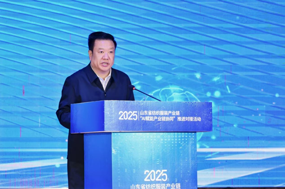 11月4日，山東省紡織服裝產(chǎn)業(yè)鏈&ldquo;AI賦能產(chǎn)業(yè)鏈協(xié)同&rdquo;推進對接活動在夏津隆重舉行?；顒泳o扣黨的二十屆四中全會&ldquo;建設(shè)現(xiàn)代化產(chǎn)業(yè)體系，鞏固壯大實體經(jīng)濟根基&rdquo;戰(zhàn)略部署，以&ldquo;AI+金融&rdquo;雙輪驅(qū)動為核心路徑，匯聚政企銀校各界力量，共商紡織服裝產(chǎn)業(yè)智能化、協(xié)同化升級大計，為培育產(chǎn)業(yè)新質(zhì)生產(chǎn)力注入強勁動能。  緊扣國家戰(zhàn)略，  凝聚產(chǎn)業(yè)升級共識  活動開篇，多位領(lǐng)導嘉賓立足國家戰(zhàn)略、行業(yè)發(fā)展與地方實踐，為山東紡織服裝產(chǎn)業(yè)轉(zhuǎn)型把脈定向，凝聚發(fā)展共識。 山東省政協(xié)副主席、黨組副書記、省紡織服裝產(chǎn)業(yè)鏈鏈長林峰海在致辭中表示，山東是全國重要工業(yè)基地，紡織服裝產(chǎn)業(yè)作為中國紡織服裝產(chǎn)業(yè)核心組成與北方新質(zhì)生產(chǎn)力重要引擎，在穩(wěn)增長、促消費、惠民生及培育新質(zhì)生產(chǎn)力方面作用顯著。山東通過產(chǎn)業(yè)鏈&ldquo;鏈長制&rdquo;推進產(chǎn)業(yè)優(yōu)化升級，今年前三季度全省紡織業(yè)、服裝服飾業(yè)工業(yè)增加值同比分別增長4.1%、1.1%，分別高于全國同行業(yè)0.95個、3.5個百分點。德州是我國重要紡織服裝產(chǎn)業(yè)大市，在新型紡織、家紡等領(lǐng)域競爭優(yōu)勢突出。德州高度重視紡織產(chǎn)業(yè)發(fā)展，將輕紡紡織列為全市11條標志性產(chǎn)業(yè)鏈，為全省紡織產(chǎn)業(yè)高質(zhì)量發(fā)展助力；其中夏津作為全國紗線基地，正通過創(chuàng)新性實施&ldquo;行業(yè)機構(gòu)+國資平臺+市場主體&rdquo;三方共建模式推動產(chǎn)業(yè)發(fā)展。中國紡織工業(yè)聯(lián)合會副會長閻巖指出，當前&ldquo;十五五&rdquo;時期，紡織服裝業(yè)處于轉(zhuǎn)型升級關(guān)鍵階段，黨的二十屆四中全會為產(chǎn)業(yè)發(fā)展指明方向，行業(yè)需聚焦深耕內(nèi)需市場、優(yōu)化外貿(mào)布局、推進產(chǎn)業(yè)升級三大重點，開創(chuàng)高質(zhì)量發(fā)展新局面。她提到，產(chǎn)業(yè)集群化是我國紡織行業(yè)核心優(yōu)勢，全國200余個紡織服裝產(chǎn)業(yè)地區(qū)正加速轉(zhuǎn)型，而德州夏津作為以紡織為支柱產(chǎn)業(yè)的縣部代表，其探索的共建模式和資源整合方式，為縣域紡織產(chǎn)業(yè)轉(zhuǎn)型升級提供寶貴經(jīng)驗。她希望山東德州夏津紡織產(chǎn)業(yè)把握戰(zhàn)略機遇，精準定位、主動作為，以新型紡紗產(chǎn)業(yè)大腦為支撐，推動人工智能與紡織融合，形成全產(chǎn)業(yè)鏈高效協(xié)同發(fā)展新局面，在產(chǎn)業(yè)高質(zhì)量發(fā)展道路上奮勇前行。 德州市政協(xié)主席卜祥聯(lián)在致辭中指出，人口590萬，2024年GDP突破4000億元，是全國百強市及山東省唯一達到經(jīng)濟系統(tǒng)規(guī)劃的城市。德州始終將紡織服裝產(chǎn)業(yè)作為重點培育領(lǐng)域，2024年產(chǎn)業(yè)規(guī)模超240億元，擁有200余家規(guī)上企業(yè)、華源生態(tài)等龍頭企業(yè)，形成兩大省級特色產(chǎn)品，還共建現(xiàn)代紡織產(chǎn)業(yè)園、紡織產(chǎn)業(yè)互聯(lián)網(wǎng)平臺，并成立產(chǎn)業(yè)學院培養(yǎng)專業(yè)人才。推動紡織服裝產(chǎn)業(yè)鏈升級，需借助AI賦能生產(chǎn)全流程，突破專用算法與裝備瓶頸，同時依托金融數(shù)據(jù)智能分析匹配企業(yè)需求，落實&ldquo;鏈長制&rdquo;補鏈延鏈強鏈，助力行業(yè)從&ldquo;被動接單&rdquo;向&ldquo;需求創(chuàng)造&rdquo;轉(zhuǎn)型，培育新質(zhì)生產(chǎn)力。  破解產(chǎn)業(yè)痛點，  構(gòu)建協(xié)同新生態(tài)  活動通過兩大簽約儀式與一項啟動儀式，落地一批標志性合作成果，為紡織服裝產(chǎn)業(yè)高質(zhì)量發(fā)展筑牢根基。為破解紡織產(chǎn)業(yè)&ldquo;信息孤島、要素配置效率低、市場議價權(quán)低&rdquo;等痛點，夏津縣財金投資發(fā)展集團有限公司聯(lián)合廣東紗纖億信息科技股份有限公司、中國紡織建設(shè)規(guī)劃院，攜手夏津仁和紡織科技有限公司、山東鴻泰鼎新材料科技有限公司等7家本地骨干企業(yè)，簽訂&ldquo;山東新型紡織（紗纖）產(chǎn)業(yè)大腦上線項目&rdquo;協(xié)議。該項目將整合山東紡織企業(yè)數(shù)據(jù)資源，構(gòu)建紡織服裝產(chǎn)業(yè)智慧供應(yīng)鏈服務(wù)體系，打造&ldquo;山東紡織服裝產(chǎn)業(yè)大腦&rdquo;，預計可實現(xiàn)企業(yè)降本增效、資源優(yōu)化配置的雙重目標。圍繞黨的二十屆四中全會&ldquo;金融服務(wù)實體經(jīng)濟&rdquo;的根本宗旨，工商銀行德州分行、建設(shè)銀行德州分行、德州銀行等6家金融機構(gòu)，分別與德州華源生態(tài)科技有限公司、夏津至謙紡織科技有限公司等6家紡織企業(yè)簽訂金融支持合作協(xié)議。此次簽約聚焦技術(shù)研發(fā)資金保障、市場拓展資本助力，推動金融與輕工紡織產(chǎn)業(yè)深度融合，為傳統(tǒng)產(chǎn)業(yè)升級與創(chuàng)新項目落地搭建資金橋梁。林峰海、閻巖、張慶輝、卜祥聯(lián)、王曉、陳海明、管曉艷、沙淑紅、劉如偉、趙之達等領(lǐng)導共同啟動&ldquo;山東新型紡織（紗纖）產(chǎn)業(yè)大腦暨年產(chǎn)5萬噸鴻泰鼎萊賽爾二期投產(chǎn)項目&rdquo;。其中，&ldquo;山東新型紡織（紗纖）產(chǎn)業(yè)大腦&rdquo;已納入山東省工信廳建設(shè)試點，將按照&ldquo;四個一&rdquo;（一個算力調(diào)度平臺、一個數(shù)據(jù)匯聚平臺、一個算法開發(fā)平臺、一個服務(wù)開放平臺）總體構(gòu)架，完善&ldquo;四集&rdquo;（招、集采、集銷、集貸）應(yīng)用場景，打造全國紡織數(shù)字交易集聚地；鴻泰鼎萊賽爾二期項目投產(chǎn)后，企業(yè)總產(chǎn)能將躍居全國第二，單線產(chǎn)能全國第一，助力夏津打造&ldquo;中國綠色紡織新材料產(chǎn)業(yè)基地&rdquo;。據(jù)悉，鴻泰鼎主營的萊賽爾纖維廣泛應(yīng)用于服裝、家紡等領(lǐng)域，其與青島百草股份聯(lián)合開發(fā)的&ldquo;生物功能性萊賽爾纖維&rdquo;已獲&ldquo;省長杯&rdquo;銅獎，并應(yīng)用于愛慕內(nèi)衣等知名品牌。  經(jīng)驗互鑒，  探索升級新路徑  與會專家、地市代表與企業(yè)家圍繞&ldquo;AI賦能&rdquo;&ldquo;集群發(fā)展&rdquo;&ldquo;數(shù)字化轉(zhuǎn)型&rdquo;等核心議題，開展深度交流，為產(chǎn)業(yè)升級提供多元思路。中國紡織建設(shè)規(guī)劃院院長張慶輝以《AI賦能、生態(tài)共建-開啟夏津紡織服裝高質(zhì)量發(fā)展新篇章》為題作專題講座，系統(tǒng)解析AI技術(shù)在紡織產(chǎn)業(yè)生產(chǎn)、供應(yīng)鏈、市場端的應(yīng)用路徑，提出生態(tài)共建的產(chǎn)業(yè)升級模式。他強調(diào)，擁抱AI是產(chǎn)業(yè)轉(zhuǎn)型的必答題。目前行業(yè)AI應(yīng)用呈現(xiàn)&ldquo;消費端強、生產(chǎn)端弱&rdquo;的特點，Zara、亞馬遜及國內(nèi)電商平臺已在設(shè)計、選品等消費端廣泛應(yīng)用AI，但生產(chǎn)與供應(yīng)鏈端仍處于起步階段，山東可借鑒浙江、江蘇、福建等省份的先進經(jīng)驗。他提到，從2023年底開始，中國紡織建設(shè)規(guī)劃院與夏津達成深度戰(zhàn)略合作，以夏津現(xiàn)代產(chǎn)業(yè)園建設(shè)為核心，圍繞夏津構(gòu)建現(xiàn)代紡織產(chǎn)業(yè)體系這一目標，確立了數(shù)字化、智能化、時尚化的發(fā)展路徑。為了確保戰(zhàn)略規(guī)劃的落地實施，在構(gòu)建政產(chǎn)學研用平臺的同時，引入紗纖億工業(yè)互聯(lián)網(wǎng)平臺，與夏津縣三方共建，投資建立了紗纖億（山東）工業(yè)互聯(lián)網(wǎng)平臺，在深挖夏津紗線價值的基礎(chǔ)上，打通產(chǎn)業(yè)上下游，推進產(chǎn)業(yè)鏈生態(tài)協(xié)同，助力夏津紡織產(chǎn)業(yè)高質(zhì)量發(fā)展。德州市副市長、市輕工紡織產(chǎn)業(yè)鏈鏈長陳海明在推介德州市紡織服裝產(chǎn)業(yè)時表示，德州近年借先進制造業(yè)強市、數(shù)字強市戰(zhàn)略，推動紡織產(chǎn)業(yè)研發(fā)創(chuàng)新與設(shè)備更新，今年1-8月規(guī)上企業(yè)銷售收入132億元，紗線產(chǎn)能600萬噸（占全省1%），是全國最大差別化紡線生產(chǎn)基地，擁有多項產(chǎn)業(yè)榮譽，形成全產(chǎn)業(yè)鏈。德州通過三舉措推動產(chǎn)業(yè)發(fā)展：一是技改賦能，近三年實施36個技改項目，關(guān)鍵設(shè)備更新率超70%，夏津縣等獲多項數(shù)字化榮譽，華源生態(tài)改造后生產(chǎn)效率提升三成；二是科技創(chuàng)新，深化校企合作，制定12項標準，培育隱形冠軍企業(yè)；三是開放合作，舉辦峰會、組團出海，今年前3季度紡織服裝出口47.3億元，同比增46.1%。&ldquo;十五五&rdquo;期間，德州將以產(chǎn)業(yè)集聚為導向，打造兩大核心產(chǎn)業(yè)集群，加大科技投入，優(yōu)化產(chǎn)業(yè)生態(tài)，期待與企業(yè)家深化合作，推動產(chǎn)業(yè)高質(zhì)量發(fā)展。夏津縣委副書記、縣長趙之達以《激活鏈式協(xié)同新動能帶動紡織集群新躍升》為主題，介紹了夏津培育紡織產(chǎn)業(yè)集群的實踐經(jīng)驗。他表示，夏邑紡織服裝產(chǎn)業(yè)規(guī)模突出，有246家企業(yè)、300萬錠紡紗規(guī)模（占山東1/10），獲多項產(chǎn)業(yè)榮譽。近年通過四舉措推動產(chǎn)業(yè)升級：一是建協(xié)同生態(tài)，聯(lián)多方共建產(chǎn)業(yè)園、政產(chǎn)學研用平臺；二是打造產(chǎn)業(yè)大腦，建紡織產(chǎn)業(yè)平臺，聯(lián)動多地資源；三是深化升級，開展企業(yè)改造，探索綠色低碳發(fā)展；四是創(chuàng)新產(chǎn)品供給，以市場為導向?qū)崿F(xiàn)柔性生產(chǎn)。未來，夏邑將按&ldquo;一園區(qū)一平臺兩基地&rdquo;戰(zhàn)略，構(gòu)建500億級產(chǎn)業(yè)集群，為先進制造業(yè)強省建設(shè)發(fā)力。威海市工業(yè)和信息化局副局長劉海燕圍繞&ldquo;工裝小切口推動紡織服裝產(chǎn)業(yè)大轉(zhuǎn)型&rdquo;，系統(tǒng)介紹了威海市以工裝領(lǐng)域為突破點、帶動產(chǎn)業(yè)整體升級的創(chuàng)新探索。作為紡織服裝產(chǎn)業(yè)的重要細分領(lǐng)域，工裝憑借應(yīng)用場景明確、需求相對穩(wěn)定、產(chǎn)業(yè)鏈帶動性強的特點，成為威海撬動產(chǎn)業(yè)轉(zhuǎn)型的關(guān)鍵抓手。在市級層面推進工裝領(lǐng)域品質(zhì)提升過程中，威海市聚焦協(xié)同、創(chuàng)新、綠色三大核心，重點從三方面發(fā)力：進一步搭建多元化產(chǎn)業(yè)服務(wù)平臺、優(yōu)化產(chǎn)業(yè)發(fā)展生態(tài)；出臺專項扶持政策，推動AI、大數(shù)據(jù)等數(shù)字技術(shù)在工裝產(chǎn)業(yè)的普及應(yīng)用；加快區(qū)域工裝品牌整合與培育，探索工裝與職業(yè)健康、智能穿戴等領(lǐng)域融合發(fā)展的新模式，以工裝產(chǎn)業(yè)的高質(zhì)量發(fā)展，為威海市紡織服裝產(chǎn)業(yè)轉(zhuǎn)型升級注入持久動力。此外，青島市即墨區(qū)工業(yè)和信息化局、棗莊市紡織服裝協(xié)會、濰坊昌邑市工業(yè)和信息化局的相關(guān)負責人分別推介了本地針織集群、童裝集群、中國針織服裝集群及紡織產(chǎn)業(yè)集群的創(chuàng)新探索實踐，展現(xiàn)了山東紡織產(chǎn)業(yè)&ldquo;各有特色、協(xié)同發(fā)展&rdquo;的集群格局。  樣板引路，  強化支撐保障  在企業(yè)經(jīng)驗分享環(huán)節(jié)，多家優(yōu)秀企業(yè)和金融機構(gòu)分享了數(shù)字化轉(zhuǎn)型實戰(zhàn)經(jīng)驗及專屬服務(wù)方案，既為行業(yè)提供可復制的&ldquo;轉(zhuǎn)型樣板&rdquo;，也為產(chǎn)業(yè)升級注入精準金融&ldquo;活水&rdquo;。迪尚集團供應(yīng)鏈管理中心總經(jīng)理吳利平以《夯實數(shù)字基座智領(lǐng)工裝未來》為題，分享了企業(yè)數(shù)字化轉(zhuǎn)型經(jīng)驗。她表示，面對數(shù)字化浪潮，迪尚集團從服裝制造向科技賦能轉(zhuǎn)型，用科技重塑工裝、為勞動者賦能，踐行傳統(tǒng)行業(yè)新質(zhì)生產(chǎn)力。集團搭建了PLM、MES、ERP等全流程系統(tǒng)，投資超1億元打造數(shù)字孿生平臺，以數(shù)據(jù)支撐AI應(yīng)用。AI可精準預測市場、提升設(shè)計研發(fā)效率，生產(chǎn)端視覺檢測準確率達99.5%，凱云工廠改造后效率提升10%-15%。今年迪尚集團啟動相關(guān)項目，參與成立開源創(chuàng)新平臺，未來將推動外貿(mào)標準轉(zhuǎn)化，開放資源攜手會員企業(yè)提升全球競爭力。紗纖億信息科技（山東）有限公司總經(jīng)理井曉妮圍繞《產(chǎn)業(yè)數(shù)字化政策建設(shè)紡織現(xiàn)代化體系》主題，系統(tǒng)介紹了公司以產(chǎn)業(yè)互聯(lián)網(wǎng)平臺為載體、推動紡織服裝產(chǎn)業(yè)數(shù)字化轉(zhuǎn)型的實踐路徑與成果。紗纖億信息科技（山東）有限公司以紡織服裝全產(chǎn)業(yè)鏈協(xié)同發(fā)展戰(zhàn)略為核心，共建山東新型紡織（紗纖）產(chǎn)業(yè)大腦。平臺上線近一年，交易額達3.3億元，服務(wù)企業(yè)100余家，為企業(yè)降本200元/噸、縮短庫存周期10天，還拓展了國際市場。公司借AI、大數(shù)據(jù)優(yōu)化生產(chǎn)，提供信用評級、人才庫服務(wù)。未來將按規(guī)劃推進項目，攜手伙伴助力紡織產(chǎn)業(yè)高質(zhì)量發(fā)展。德州華源生態(tài)科技有限公司信息主管李德凱在作企業(yè)新產(chǎn)品時，介紹了公司數(shù)字化改造具體做法和產(chǎn)品定價采用差異化策略。公司涉及新風相關(guān)業(yè)務(wù)，并有業(yè)務(wù)場景落地于機場；企業(yè)關(guān)注產(chǎn)業(yè)生產(chǎn)環(huán)節(jié)，會將相關(guān)數(shù)據(jù)送至數(shù)據(jù)中心，同時關(guān)注生產(chǎn)中系統(tǒng)配置問題，如6級系統(tǒng)搭配1600配置即可滿足需求。會上，中國民生銀行濟南分行、工商銀行德州分行、建設(shè)銀行德州分行等8家金融機構(gòu)與單位，分別推介紡織服裝產(chǎn)業(yè)鏈特色金融產(chǎn)品，為本地紡織服裝企業(yè)構(gòu)建起覆蓋融資、擔保、出口、風險保障的全方位金融支持體系。此次推進對接活動的成功舉辦，不僅搭建了政企銀校協(xié)同合作的高端平臺，更落地了一批破解產(chǎn)業(yè)痛點、激活發(fā)展動能的關(guān)鍵項目。未來，山東紡織服裝產(chǎn)業(yè)將以此次活動為契機，持續(xù)深化&ldquo;AI+金融&rdquo;雙輪驅(qū)動，強化產(chǎn)業(yè)鏈協(xié)同，加快數(shù)智化、綠色化、品牌化轉(zhuǎn)型；夏津縣將繼續(xù)優(yōu)化&ldquo;政府創(chuàng)造環(huán)境、企業(yè)創(chuàng)造財富&rdquo;的營商環(huán)境，誠摯邀請各界企業(yè)家投資興業(yè)，共同推動山東紡織服裝產(chǎn)業(yè)在建設(shè)現(xiàn)代化產(chǎn)業(yè)體系中貢獻更大力量。