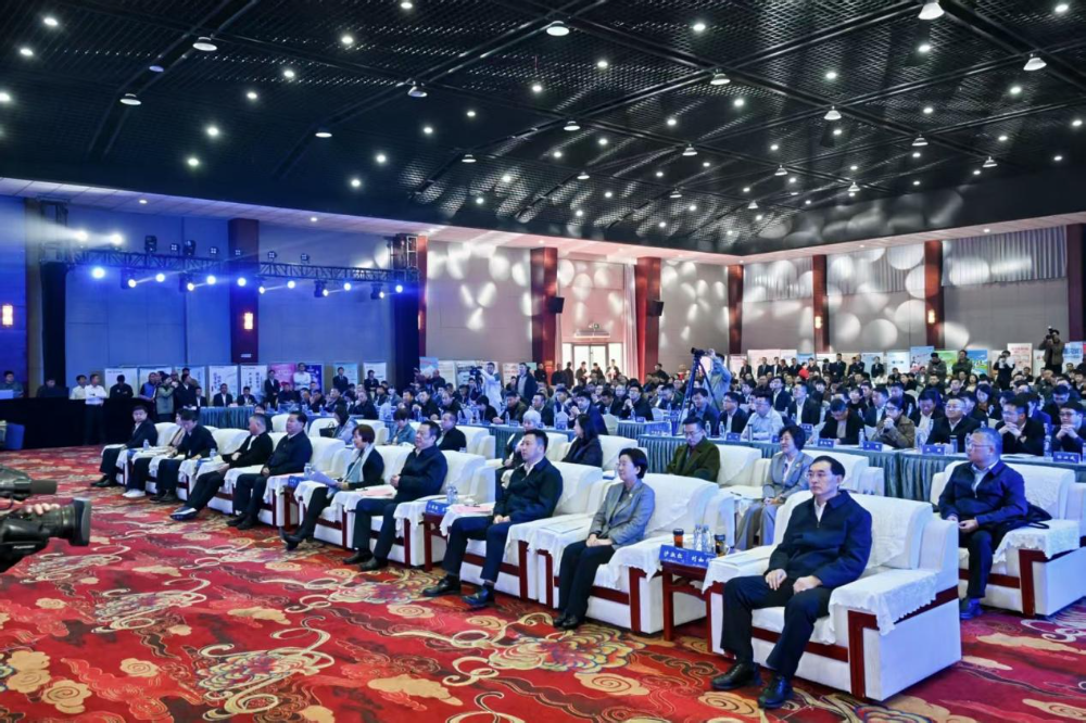 11月4日，山東省紡織服裝產(chǎn)業(yè)鏈&ldquo;AI賦能產(chǎn)業(yè)鏈協(xié)同&rdquo;推進對接活動在夏津隆重舉行?；顒泳o扣黨的二十屆四中全會&ldquo;建設(shè)現(xiàn)代化產(chǎn)業(yè)體系，鞏固壯大實體經(jīng)濟根基&rdquo;戰(zhàn)略部署，以&ldquo;AI+金融&rdquo;雙輪驅(qū)動為核心路徑，匯聚政企銀校各界力量，共商紡織服裝產(chǎn)業(yè)智能化、協(xié)同化升級大計，為培育產(chǎn)業(yè)新質(zhì)生產(chǎn)力注入強勁動能。  緊扣國家戰(zhàn)略，  凝聚產(chǎn)業(yè)升級共識  活動開篇，多位領(lǐng)導嘉賓立足國家戰(zhàn)略、行業(yè)發(fā)展與地方實踐，為山東紡織服裝產(chǎn)業(yè)轉(zhuǎn)型把脈定向，凝聚發(fā)展共識。 山東省政協(xié)副主席、黨組副書記、省紡織服裝產(chǎn)業(yè)鏈鏈長林峰海在致辭中表示，山東是全國重要工業(yè)基地，紡織服裝產(chǎn)業(yè)作為中國紡織服裝產(chǎn)業(yè)核心組成與北方新質(zhì)生產(chǎn)力重要引擎，在穩(wěn)增長、促消費、惠民生及培育新質(zhì)生產(chǎn)力方面作用顯著。山東通過產(chǎn)業(yè)鏈&ldquo;鏈長制&rdquo;推進產(chǎn)業(yè)優(yōu)化升級，今年前三季度全省紡織業(yè)、服裝服飾業(yè)工業(yè)增加值同比分別增長4.1%、1.1%，分別高于全國同行業(yè)0.95個、3.5個百分點。德州是我國重要紡織服裝產(chǎn)業(yè)大市，在新型紡織、家紡等領(lǐng)域競爭優(yōu)勢突出。德州高度重視紡織產(chǎn)業(yè)發(fā)展，將輕紡紡織列為全市11條標志性產(chǎn)業(yè)鏈，為全省紡織產(chǎn)業(yè)高質(zhì)量發(fā)展助力；其中夏津作為全國紗線基地，正通過創(chuàng)新性實施&ldquo;行業(yè)機構(gòu)+國資平臺+市場主體&rdquo;三方共建模式推動產(chǎn)業(yè)發(fā)展。中國紡織工業(yè)聯(lián)合會副會長閻巖指出，當前&ldquo;十五五&rdquo;時期，紡織服裝業(yè)處于轉(zhuǎn)型升級關(guān)鍵階段，黨的二十屆四中全會為產(chǎn)業(yè)發(fā)展指明方向，行業(yè)需聚焦深耕內(nèi)需市場、優(yōu)化外貿(mào)布局、推進產(chǎn)業(yè)升級三大重點，開創(chuàng)高質(zhì)量發(fā)展新局面。她提到，產(chǎn)業(yè)集群化是我國紡織行業(yè)核心優(yōu)勢，全國200余個紡織服裝產(chǎn)業(yè)地區(qū)正加速轉(zhuǎn)型，而德州夏津作為以紡織為支柱產(chǎn)業(yè)的縣部代表，其探索的共建模式和資源整合方式，為縣域紡織產(chǎn)業(yè)轉(zhuǎn)型升級提供寶貴經(jīng)驗。她希望山東德州夏津紡織產(chǎn)業(yè)把握戰(zhàn)略機遇，精準定位、主動作為，以新型紡紗產(chǎn)業(yè)大腦為支撐，推動人工智能與紡織融合，形成全產(chǎn)業(yè)鏈高效協(xié)同發(fā)展新局面，在產(chǎn)業(yè)高質(zhì)量發(fā)展道路上奮勇前行。 德州市政協(xié)主席卜祥聯(lián)在致辭中指出，人口590萬，2024年GDP突破4000億元，是全國百強市及山東省唯一達到經(jīng)濟系統(tǒng)規(guī)劃的城市。德州始終將紡織服裝產(chǎn)業(yè)作為重點培育領(lǐng)域，2024年產(chǎn)業(yè)規(guī)模超240億元，擁有200余家規(guī)上企業(yè)、華源生態(tài)等龍頭企業(yè)，形成兩大省級特色產(chǎn)品，還共建現(xiàn)代紡織產(chǎn)業(yè)園、紡織產(chǎn)業(yè)互聯(lián)網(wǎng)平臺，并成立產(chǎn)業(yè)學院培養(yǎng)專業(yè)人才。推動紡織服裝產(chǎn)業(yè)鏈升級，需借助AI賦能生產(chǎn)全流程，突破專用算法與裝備瓶頸，同時依托金融數(shù)據(jù)智能分析匹配企業(yè)需求，落實&ldquo;鏈長制&rdquo;補鏈延鏈強鏈，助力行業(yè)從&ldquo;被動接單&rdquo;向&ldquo;需求創(chuàng)造&rdquo;轉(zhuǎn)型，培育新質(zhì)生產(chǎn)力。  破解產(chǎn)業(yè)痛點，  構(gòu)建協(xié)同新生態(tài)  活動通過兩大簽約儀式與一項啟動儀式，落地一批標志性合作成果，為紡織服裝產(chǎn)業(yè)高質(zhì)量發(fā)展筑牢根基。為破解紡織產(chǎn)業(yè)&ldquo;信息孤島、要素配置效率低、市場議價權(quán)低&rdquo;等痛點，夏津縣財金投資發(fā)展集團有限公司聯(lián)合廣東紗纖億信息科技股份有限公司、中國紡織建設(shè)規(guī)劃院，攜手夏津仁和紡織科技有限公司、山東鴻泰鼎新材料科技有限公司等7家本地骨干企業(yè)，簽訂&ldquo;山東新型紡織（紗纖）產(chǎn)業(yè)大腦上線項目&rdquo;協(xié)議。該項目將整合山東紡織企業(yè)數(shù)據(jù)資源，構(gòu)建紡織服裝產(chǎn)業(yè)智慧供應(yīng)鏈服務(wù)體系，打造&ldquo;山東紡織服裝產(chǎn)業(yè)大腦&rdquo;，預計可實現(xiàn)企業(yè)降本增效、資源優(yōu)化配置的雙重目標。圍繞黨的二十屆四中全會&ldquo;金融服務(wù)實體經(jīng)濟&rdquo;的根本宗旨，工商銀行德州分行、建設(shè)銀行德州分行、德州銀行等6家金融機構(gòu)，分別與德州華源生態(tài)科技有限公司、夏津至謙紡織科技有限公司等6家紡織企業(yè)簽訂金融支持合作協(xié)議。此次簽約聚焦技術(shù)研發(fā)資金保障、市場拓展資本助力，推動金融與輕工紡織產(chǎn)業(yè)深度融合，為傳統(tǒng)產(chǎn)業(yè)升級與創(chuàng)新項目落地搭建資金橋梁。林峰海、閻巖、張慶輝、卜祥聯(lián)、王曉、陳海明、管曉艷、沙淑紅、劉如偉、趙之達等領(lǐng)導共同啟動&ldquo;山東新型紡織（紗纖）產(chǎn)業(yè)大腦暨年產(chǎn)5萬噸鴻泰鼎萊賽爾二期投產(chǎn)項目&rdquo;。其中，&ldquo;山東新型紡織（紗纖）產(chǎn)業(yè)大腦&rdquo;已納入山東省工信廳建設(shè)試點，將按照&ldquo;四個一&rdquo;（一個算力調(diào)度平臺、一個數(shù)據(jù)匯聚平臺、一個算法開發(fā)平臺、一個服務(wù)開放平臺）總體構(gòu)架，完善&ldquo;四集&rdquo;（招、集采、集銷、集貸）應(yīng)用場景，打造全國紡織數(shù)字交易集聚地；鴻泰鼎萊賽爾二期項目投產(chǎn)后，企業(yè)總產(chǎn)能將躍居全國第二，單線產(chǎn)能全國第一，助力夏津打造&ldquo;中國綠色紡織新材料產(chǎn)業(yè)基地&rdquo;。據(jù)悉，鴻泰鼎主營的萊賽爾纖維廣泛應(yīng)用于服裝、家紡等領(lǐng)域，其與青島百草股份聯(lián)合開發(fā)的&ldquo;生物功能性萊賽爾纖維&rdquo;已獲&ldquo;省長杯&rdquo;銅獎，并應(yīng)用于愛慕內(nèi)衣等知名品牌。  經(jīng)驗互鑒，  探索升級新路徑  與會專家、地市代表與企業(yè)家圍繞&ldquo;AI賦能&rdquo;&ldquo;集群發(fā)展&rdquo;&ldquo;數(shù)字化轉(zhuǎn)型&rdquo;等核心議題，開展深度交流，為產(chǎn)業(yè)升級提供多元思路。中國紡織建設(shè)規(guī)劃院院長張慶輝以《AI賦能、生態(tài)共建-開啟夏津紡織服裝高質(zhì)量發(fā)展新篇章》為題作專題講座，系統(tǒng)解析AI技術(shù)在紡織產(chǎn)業(yè)生產(chǎn)、供應(yīng)鏈、市場端的應(yīng)用路徑，提出生態(tài)共建的產(chǎn)業(yè)升級模式。他強調(diào)，擁抱AI是產(chǎn)業(yè)轉(zhuǎn)型的必答題。目前行業(yè)AI應(yīng)用呈現(xiàn)&ldquo;消費端強、生產(chǎn)端弱&rdquo;的特點，Zara、亞馬遜及國內(nèi)電商平臺已在設(shè)計、選品等消費端廣泛應(yīng)用AI，但生產(chǎn)與供應(yīng)鏈端仍處于起步階段，山東可借鑒浙江、江蘇、福建等省份的先進經(jīng)驗。他提到，從2023年底開始，中國紡織建設(shè)規(guī)劃院與夏津達成深度戰(zhàn)略合作，以夏津現(xiàn)代產(chǎn)業(yè)園建設(shè)為核心，圍繞夏津構(gòu)建現(xiàn)代紡織產(chǎn)業(yè)體系這一目標，確立了數(shù)字化、智能化、時尚化的發(fā)展路徑。為了確保戰(zhàn)略規(guī)劃的落地實施，在構(gòu)建政產(chǎn)學研用平臺的同時，引入紗纖億工業(yè)互聯(lián)網(wǎng)平臺，與夏津縣三方共建，投資建立了紗纖億（山東）工業(yè)互聯(lián)網(wǎng)平臺，在深挖夏津紗線價值的基礎(chǔ)上，打通產(chǎn)業(yè)上下游，推進產(chǎn)業(yè)鏈生態(tài)協(xié)同，助力夏津紡織產(chǎn)業(yè)高質(zhì)量發(fā)展。德州市副市長、市輕工紡織產(chǎn)業(yè)鏈鏈長陳海明在推介德州市紡織服裝產(chǎn)業(yè)時表示，德州近年借先進制造業(yè)強市、數(shù)字強市戰(zhàn)略，推動紡織產(chǎn)業(yè)研發(fā)創(chuàng)新與設(shè)備更新，今年1-8月規(guī)上企業(yè)銷售收入132億元，紗線產(chǎn)能600萬噸（占全省1%），是全國最大差別化紡線生產(chǎn)基地，擁有多項產(chǎn)業(yè)榮譽，形成全產(chǎn)業(yè)鏈。德州通過三舉措推動產(chǎn)業(yè)發(fā)展：一是技改賦能，近三年實施36個技改項目，關(guān)鍵設(shè)備更新率超70%，夏津縣等獲多項數(shù)字化榮譽，華源生態(tài)改造后生產(chǎn)效率提升三成；二是科技創(chuàng)新，深化校企合作，制定12項標準，培育隱形冠軍企業(yè)；三是開放合作，舉辦峰會、組團出海，今年前3季度紡織服裝出口47.3億元，同比增46.1%。&ldquo;十五五&rdquo;期間，德州將以產(chǎn)業(yè)集聚為導向，打造兩大核心產(chǎn)業(yè)集群，加大科技投入，優(yōu)化產(chǎn)業(yè)生態(tài)，期待與企業(yè)家深化合作，推動產(chǎn)業(yè)高質(zhì)量發(fā)展。夏津縣委副書記、縣長趙之達以《激活鏈式協(xié)同新動能帶動紡織集群新躍升》為主題，介紹了夏津培育紡織產(chǎn)業(yè)集群的實踐經(jīng)驗。他表示，夏邑紡織服裝產(chǎn)業(yè)規(guī)模突出，有246家企業(yè)、300萬錠紡紗規(guī)模（占山東1/10），獲多項產(chǎn)業(yè)榮譽。近年通過四舉措推動產(chǎn)業(yè)升級：一是建協(xié)同生態(tài)，聯(lián)多方共建產(chǎn)業(yè)園、政產(chǎn)學研用平臺；二是打造產(chǎn)業(yè)大腦，建紡織產(chǎn)業(yè)平臺，聯(lián)動多地資源；三是深化升級，開展企業(yè)改造，探索綠色低碳發(fā)展；四是創(chuàng)新產(chǎn)品供給，以市場為導向?qū)崿F(xiàn)柔性生產(chǎn)。未來，夏邑將按&ldquo;一園區(qū)一平臺兩基地&rdquo;戰(zhàn)略，構(gòu)建500億級產(chǎn)業(yè)集群，為先進制造業(yè)強省建設(shè)發(fā)力。威海市工業(yè)和信息化局副局長劉海燕圍繞&ldquo;工裝小切口推動紡織服裝產(chǎn)業(yè)大轉(zhuǎn)型&rdquo;，系統(tǒng)介紹了威海市以工裝領(lǐng)域為突破點、帶動產(chǎn)業(yè)整體升級的創(chuàng)新探索。作為紡織服裝產(chǎn)業(yè)的重要細分領(lǐng)域，工裝憑借應(yīng)用場景明確、需求相對穩(wěn)定、產(chǎn)業(yè)鏈帶動性強的特點，成為威海撬動產(chǎn)業(yè)轉(zhuǎn)型的關(guān)鍵抓手。在市級層面推進工裝領(lǐng)域品質(zhì)提升過程中，威海市聚焦協(xié)同、創(chuàng)新、綠色三大核心，重點從三方面發(fā)力：進一步搭建多元化產(chǎn)業(yè)服務(wù)平臺、優(yōu)化產(chǎn)業(yè)發(fā)展生態(tài)；出臺專項扶持政策，推動AI、大數(shù)據(jù)等數(shù)字技術(shù)在工裝產(chǎn)業(yè)的普及應(yīng)用；加快區(qū)域工裝品牌整合與培育，探索工裝與職業(yè)健康、智能穿戴等領(lǐng)域融合發(fā)展的新模式，以工裝產(chǎn)業(yè)的高質(zhì)量發(fā)展，為威海市紡織服裝產(chǎn)業(yè)轉(zhuǎn)型升級注入持久動力。此外，青島市即墨區(qū)工業(yè)和信息化局、棗莊市紡織服裝協(xié)會、濰坊昌邑市工業(yè)和信息化局的相關(guān)負責人分別推介了本地針織集群、童裝集群、中國針織服裝集群及紡織產(chǎn)業(yè)集群的創(chuàng)新探索實踐，展現(xiàn)了山東紡織產(chǎn)業(yè)&ldquo;各有特色、協(xié)同發(fā)展&rdquo;的集群格局。  樣板引路，  強化支撐保障  在企業(yè)經(jīng)驗分享環(huán)節(jié)，多家優(yōu)秀企業(yè)和金融機構(gòu)分享了數(shù)字化轉(zhuǎn)型實戰(zhàn)經(jīng)驗及專屬服務(wù)方案，既為行業(yè)提供可復制的&ldquo;轉(zhuǎn)型樣板&rdquo;，也為產(chǎn)業(yè)升級注入精準金融&ldquo;活水&rdquo;。迪尚集團供應(yīng)鏈管理中心總經(jīng)理吳利平以《夯實數(shù)字基座智領(lǐng)工裝未來》為題，分享了企業(yè)數(shù)字化轉(zhuǎn)型經(jīng)驗。她表示，面對數(shù)字化浪潮，迪尚集團從服裝制造向科技賦能轉(zhuǎn)型，用科技重塑工裝、為勞動者賦能，踐行傳統(tǒng)行業(yè)新質(zhì)生產(chǎn)力。集團搭建了PLM、MES、ERP等全流程系統(tǒng)，投資超1億元打造數(shù)字孿生平臺，以數(shù)據(jù)支撐AI應(yīng)用。AI可精準預測市場、提升設(shè)計研發(fā)效率，生產(chǎn)端視覺檢測準確率達99.5%，凱云工廠改造后效率提升10%-15%。今年迪尚集團啟動相關(guān)項目，參與成立開源創(chuàng)新平臺，未來將推動外貿(mào)標準轉(zhuǎn)化，開放資源攜手會員企業(yè)提升全球競爭力。紗纖億信息科技（山東）有限公司總經(jīng)理井曉妮圍繞《產(chǎn)業(yè)數(shù)字化政策建設(shè)紡織現(xiàn)代化體系》主題，系統(tǒng)介紹了公司以產(chǎn)業(yè)互聯(lián)網(wǎng)平臺為載體、推動紡織服裝產(chǎn)業(yè)數(shù)字化轉(zhuǎn)型的實踐路徑與成果。紗纖億信息科技（山東）有限公司以紡織服裝全產(chǎn)業(yè)鏈協(xié)同發(fā)展戰(zhàn)略為核心，共建山東新型紡織（紗纖）產(chǎn)業(yè)大腦。平臺上線近一年，交易額達3.3億元，服務(wù)企業(yè)100余家，為企業(yè)降本200元/噸、縮短庫存周期10天，還拓展了國際市場。公司借AI、大數(shù)據(jù)優(yōu)化生產(chǎn)，提供信用評級、人才庫服務(wù)。未來將按規(guī)劃推進項目，攜手伙伴助力紡織產(chǎn)業(yè)高質(zhì)量發(fā)展。德州華源生態(tài)科技有限公司信息主管李德凱在作企業(yè)新產(chǎn)品時，介紹了公司數(shù)字化改造具體做法和產(chǎn)品定價采用差異化策略。公司涉及新風相關(guān)業(yè)務(wù)，并有業(yè)務(wù)場景落地于機場；企業(yè)關(guān)注產(chǎn)業(yè)生產(chǎn)環(huán)節(jié)，會將相關(guān)數(shù)據(jù)送至數(shù)據(jù)中心，同時關(guān)注生產(chǎn)中系統(tǒng)配置問題，如6級系統(tǒng)搭配1600配置即可滿足需求。會上，中國民生銀行濟南分行、工商銀行德州分行、建設(shè)銀行德州分行等8家金融機構(gòu)與單位，分別推介紡織服裝產(chǎn)業(yè)鏈特色金融產(chǎn)品，為本地紡織服裝企業(yè)構(gòu)建起覆蓋融資、擔保、出口、風險保障的全方位金融支持體系。此次推進對接活動的成功舉辦，不僅搭建了政企銀校協(xié)同合作的高端平臺，更落地了一批破解產(chǎn)業(yè)痛點、激活發(fā)展動能的關(guān)鍵項目。未來，山東紡織服裝產(chǎn)業(yè)將以此次活動為契機，持續(xù)深化&ldquo;AI+金融&rdquo;雙輪驅(qū)動，強化產(chǎn)業(yè)鏈協(xié)同，加快數(shù)智化、綠色化、品牌化轉(zhuǎn)型；夏津縣將繼續(xù)優(yōu)化&ldquo;政府創(chuàng)造環(huán)境、企業(yè)創(chuàng)造財富&rdquo;的營商環(huán)境，誠摯邀請各界企業(yè)家投資興業(yè)，共同推動山東紡織服裝產(chǎn)業(yè)在建設(shè)現(xiàn)代化產(chǎn)業(yè)體系中貢獻更大力量。