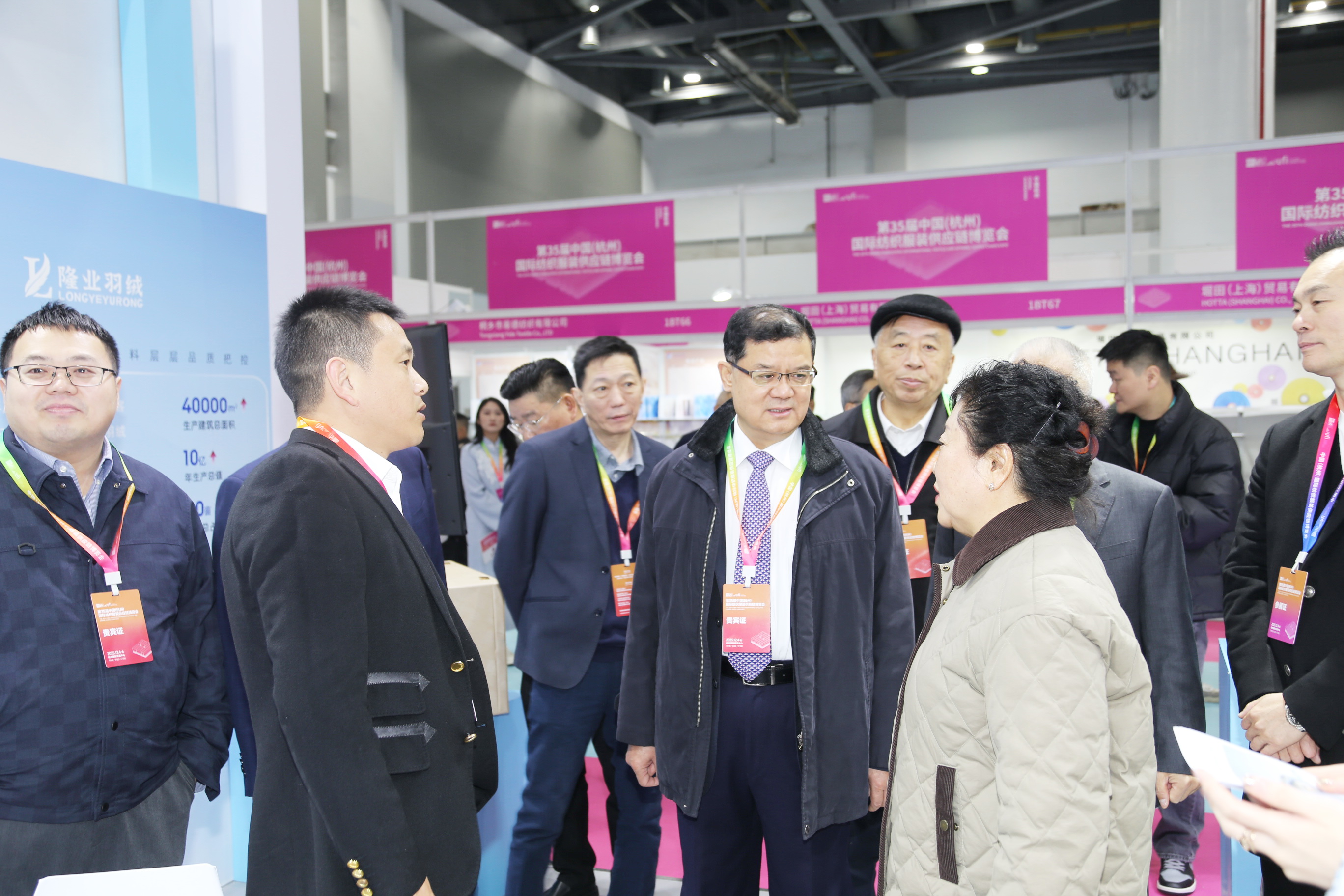 首日盛況，僅是華章序曲。超35000+專業(yè)觀眾的信任與選擇，為本屆博覽會(huì)寫(xiě)下了輝煌的開(kāi)篇。2025第35屆中國(guó)（杭州）國(guó)際紡織服裝供應(yīng)鏈博覽會(huì)將繼續(xù)以開(kāi)放的姿態(tài)、專業(yè)的服務(wù)，與全球紡織服裝同仁一道，于變局中開(kāi)新局，于合作中贏未來(lái)。12月5-6日，更多精彩持續(xù)上演！我們期待在杭州國(guó)際博覽中心，與您繼續(xù)相約，共譜行業(yè)發(fā)展新篇章！